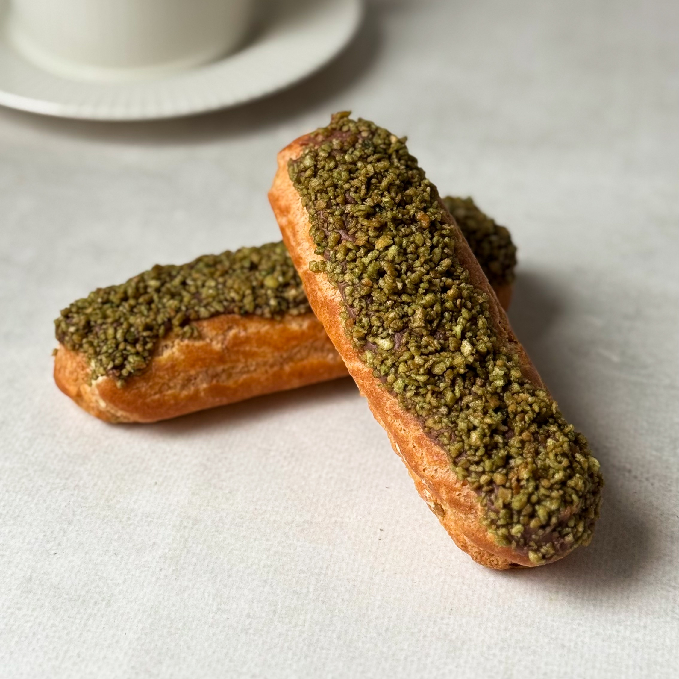 Эклер, вдохновлённый популярным лакомством арабских стран, с кремом из взбитых сливок, покрытый шоколадом и посыпкой "Дубайский шоколад" изображение 5