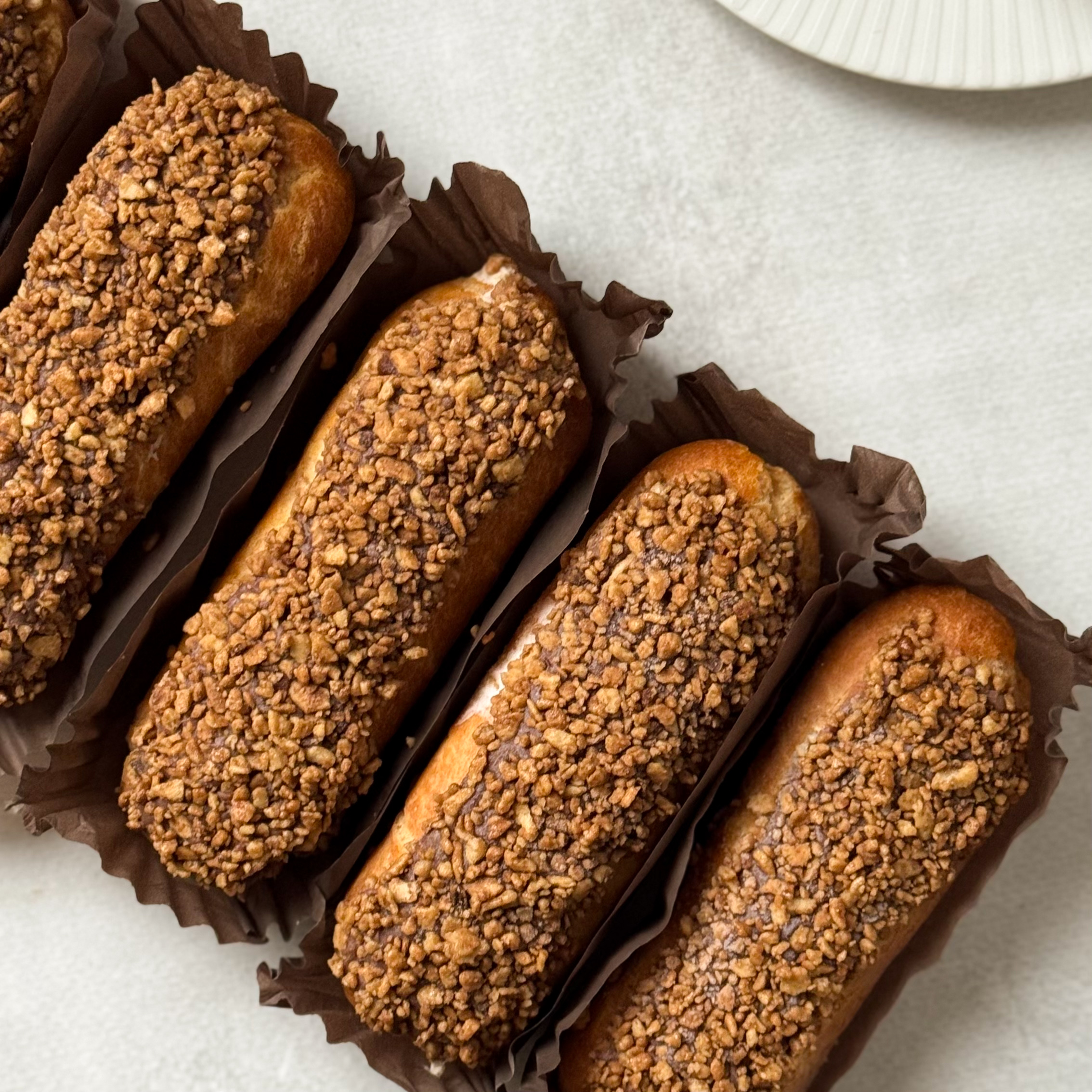 Ванильный эклер с начинкой из сливочного крема, покрытый шоколадной помадкой с посыпкой изображение 8