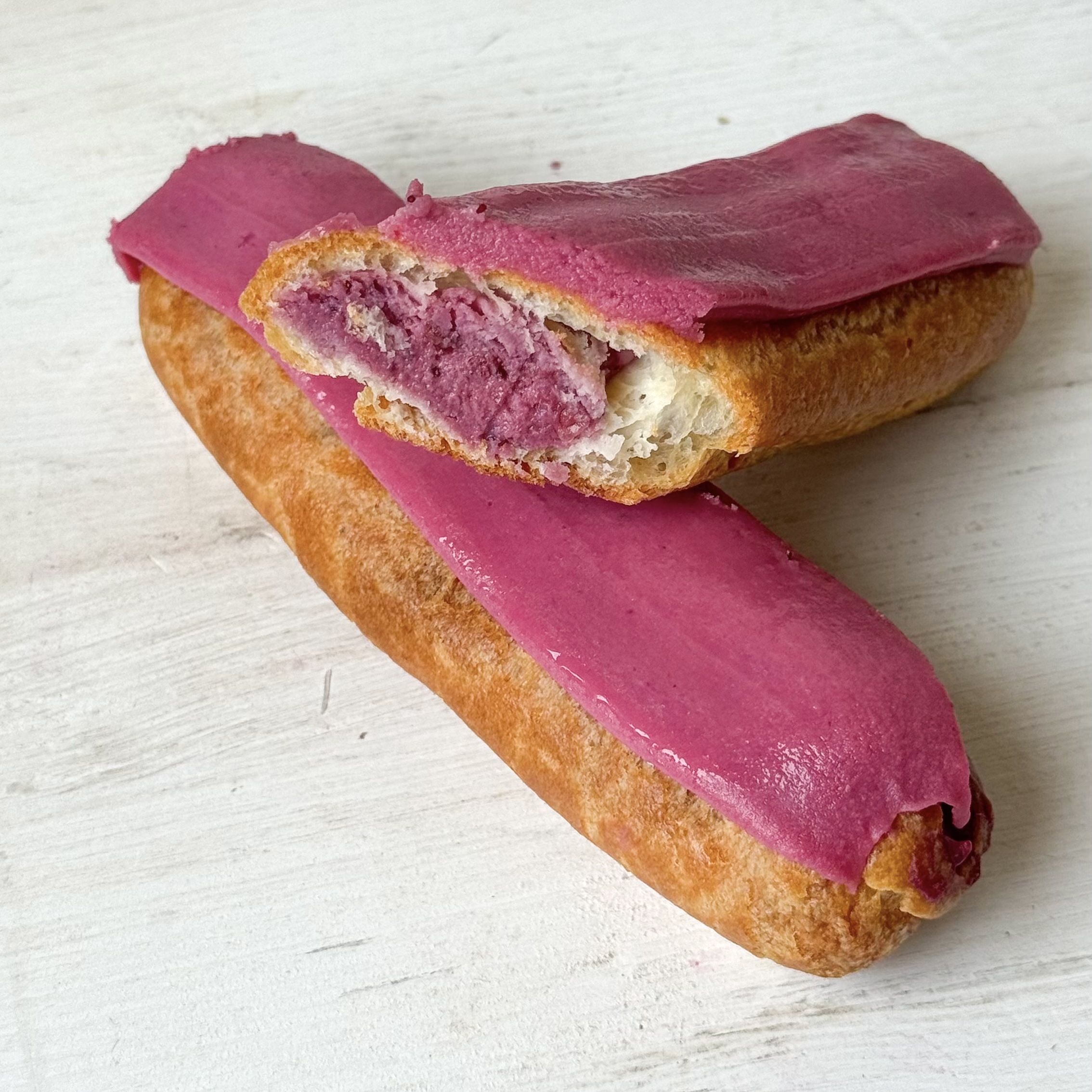 Ягодный эклер с ягодной начинкой и кремом из взбитых сливок, покрытый брусничной помадкой   изображение 1