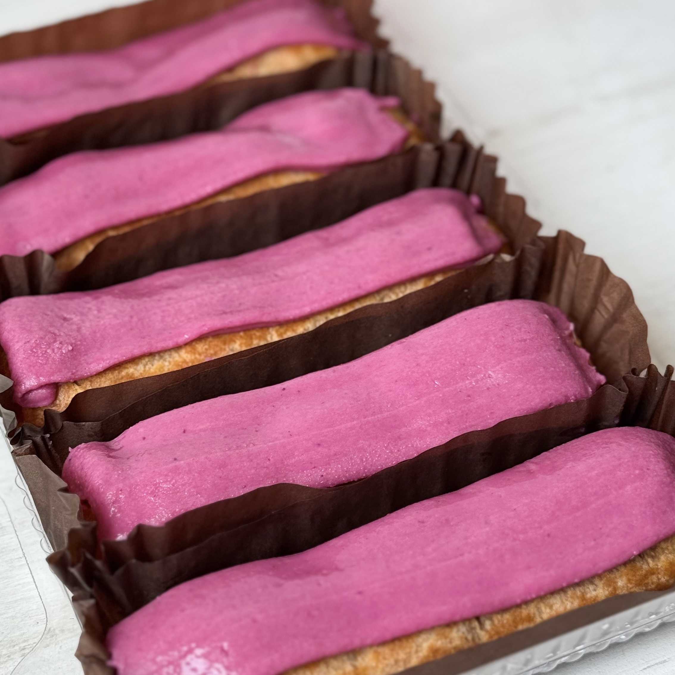 Ягодный эклер с ягодной начинкой и кремом из взбитых сливок, покрытый брусничной помадкой   изображение 8