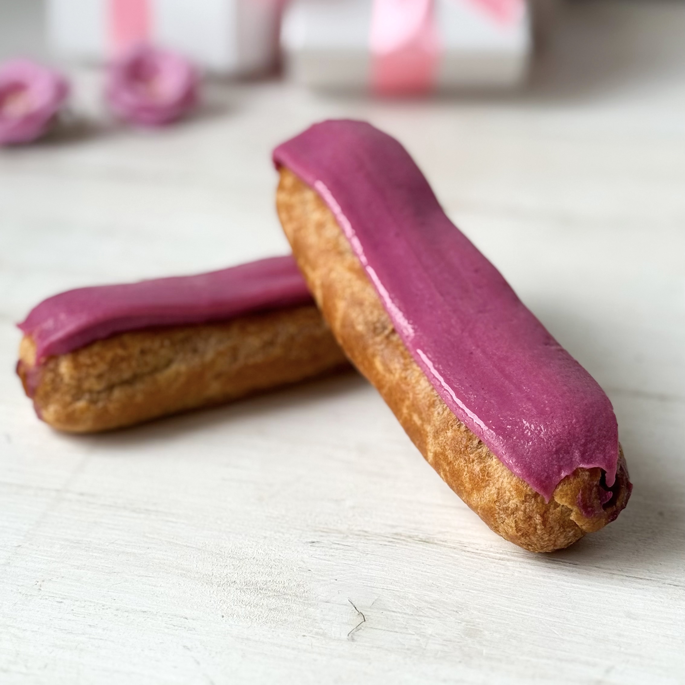 Ягодный эклер с ягодной начинкой и кремом из взбитых сливок, покрытый брусничной помадкой   изображение 9