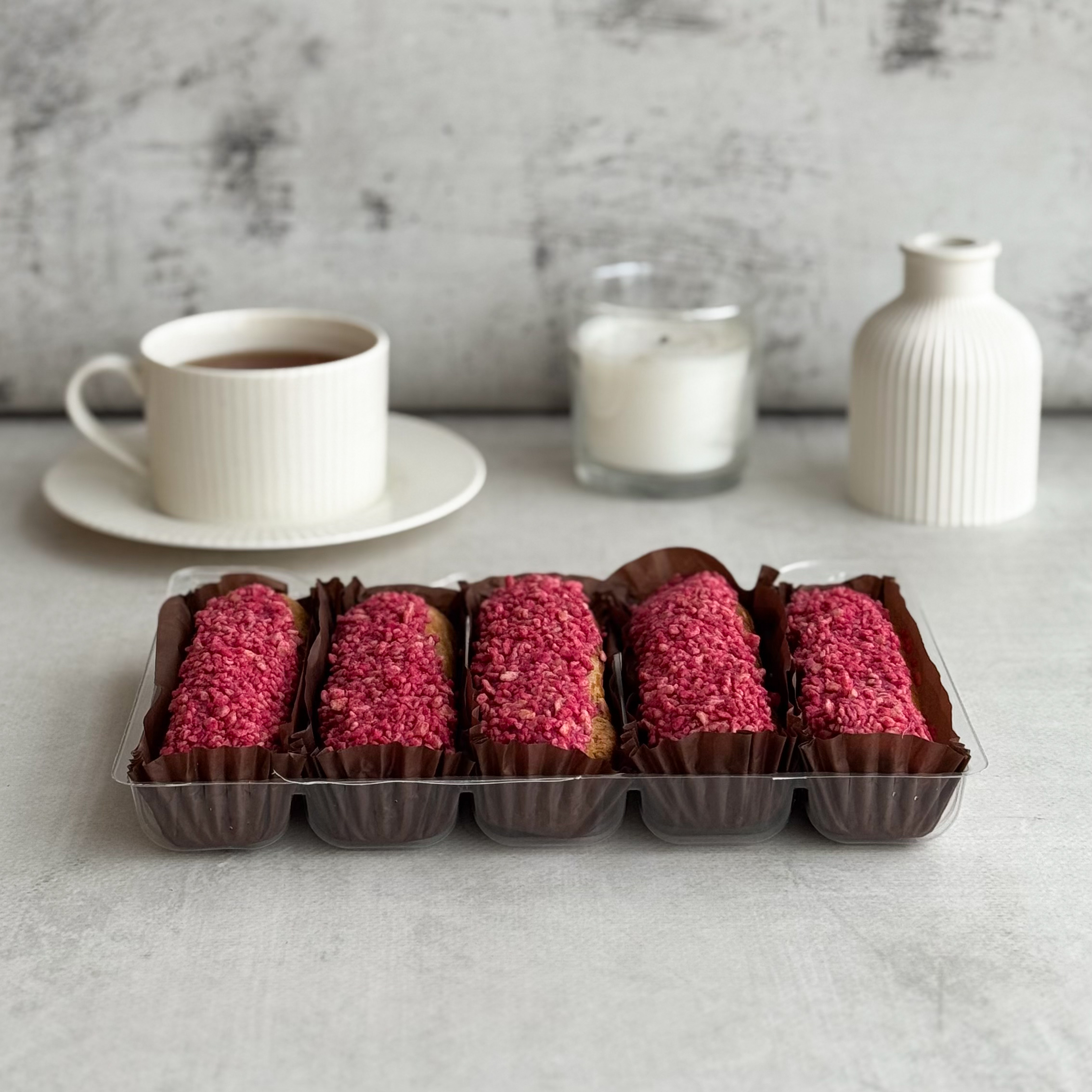 Ягодный эклер с ягодной начинкой и кремом из взбитых сливок, покрытый брусничной помадкой   изображение 2