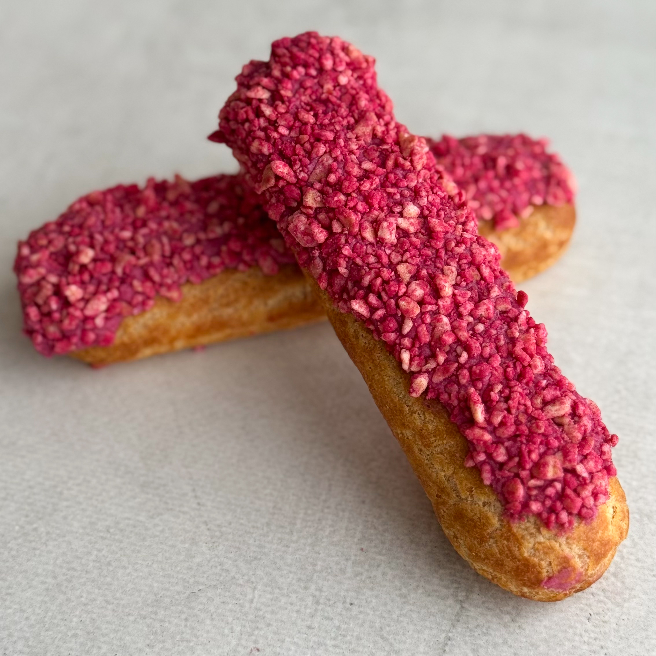 Ягодный эклер с ягодной начинкой и кремом из взбитых сливок, покрытый брусничной помадкой   изображение 4