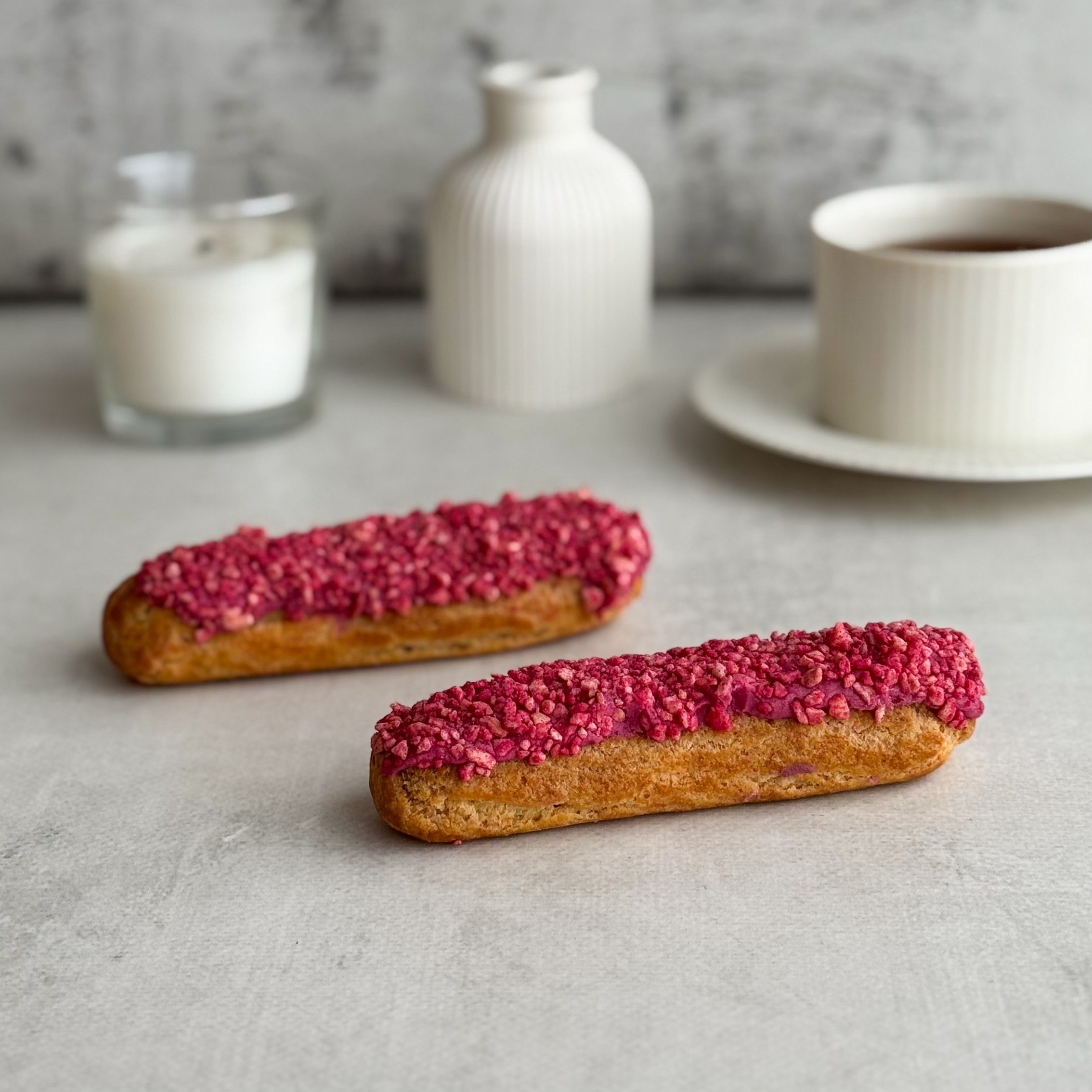 Ягодный эклер с ягодной начинкой и кремом из взбитых сливок, покрытый брусничной помадкой   изображение 5