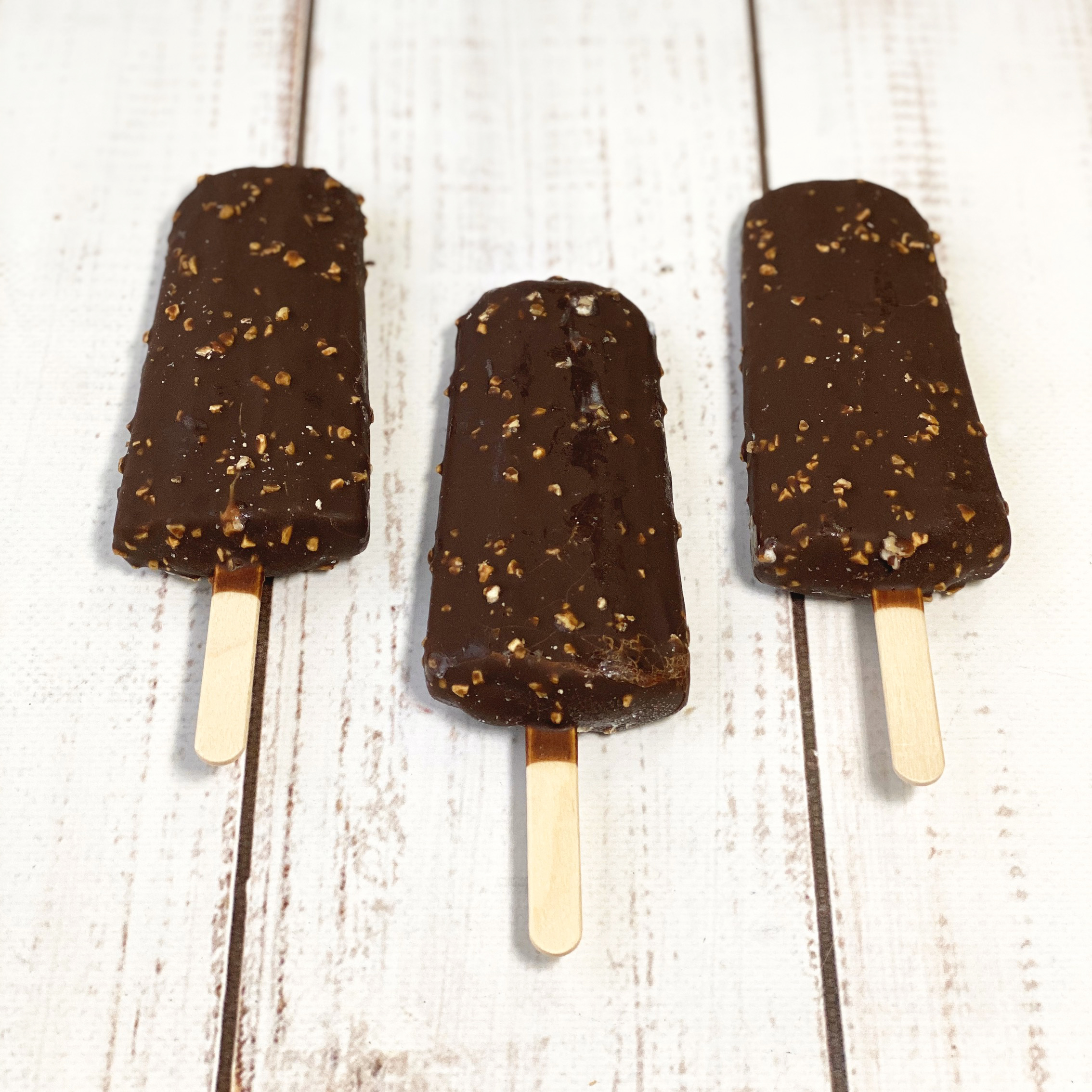 Эскимо ванильное с солёной карамелью в шоколадной глазури с арахисом изображение 2