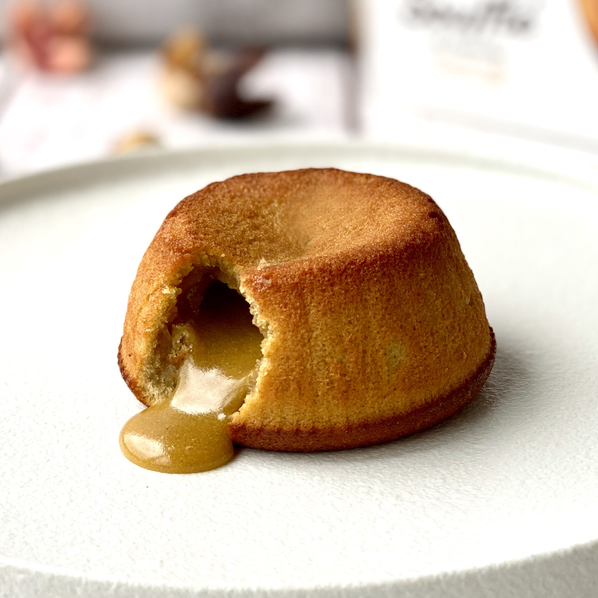 Пирожное c начинкой из белого шоколада и фисташки изображение 1