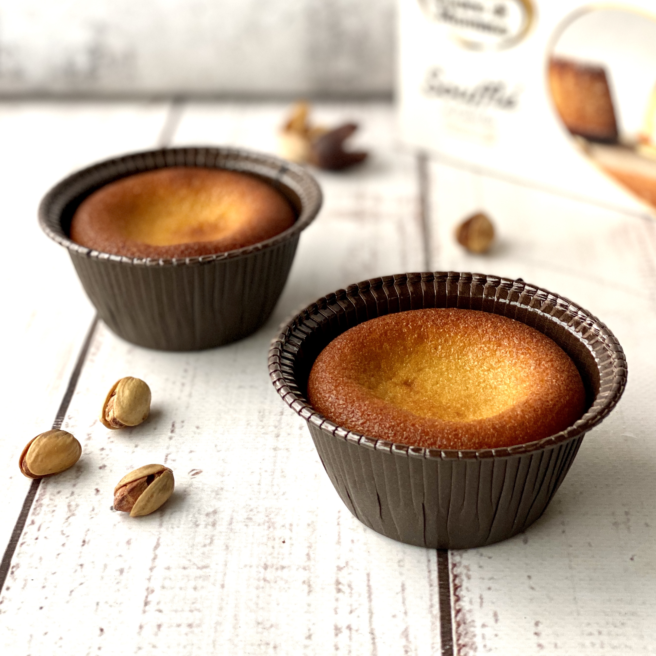 Пирожное c начинкой из белого шоколада и фисташки изображение 2