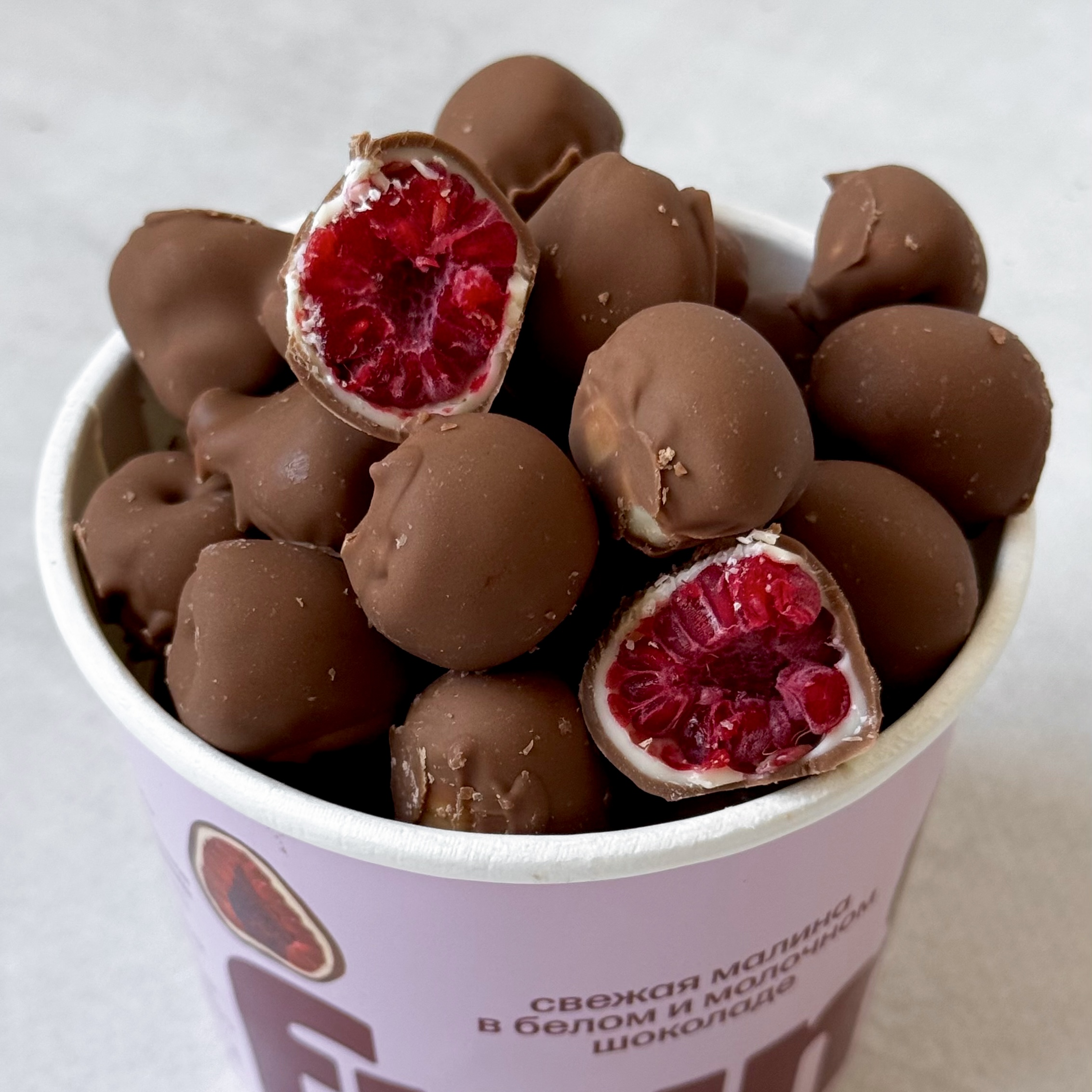 Нежные ягоды малины, покрытые слоями белого и молочного шоколада изображение 3