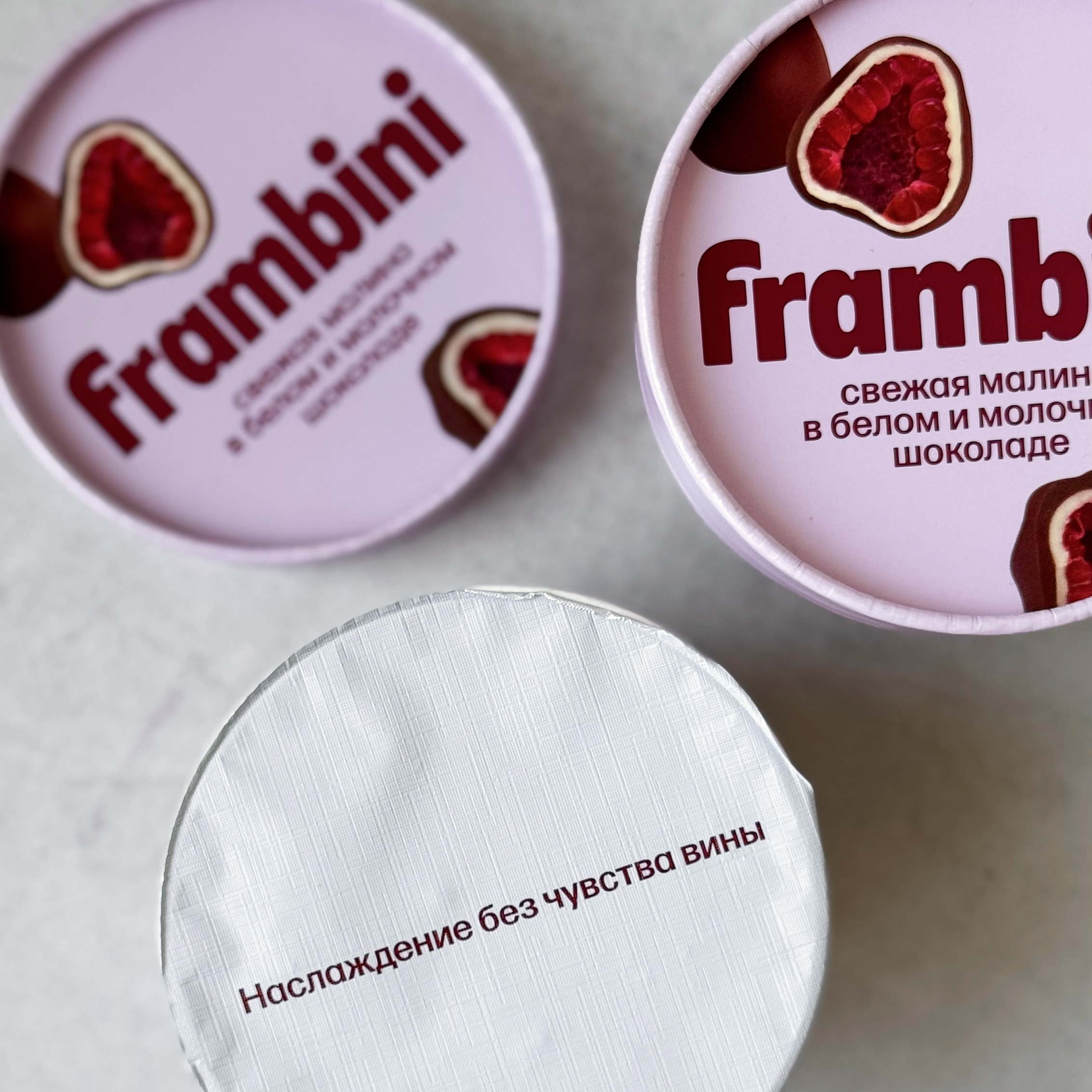 Нежные ягоды малины, покрытые слоями белого и молочного шоколада изображение 4