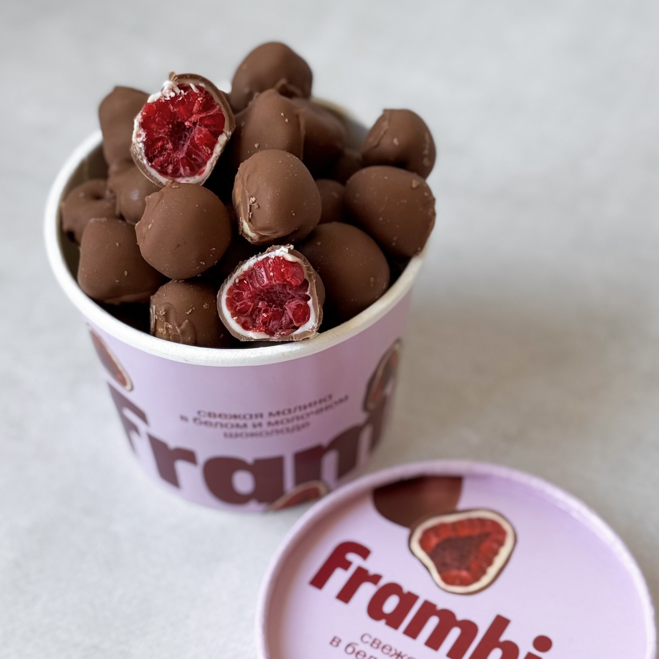 Нежные ягоды малины, покрытые слоями белого и молочного шоколада изображение 5