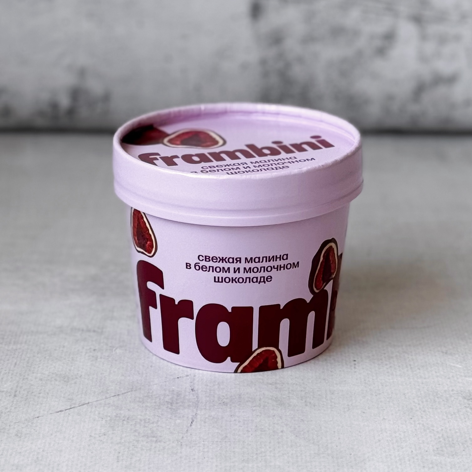 Нежные ягоды малины, покрытые слоями белого и молочного шоколада изображение 6