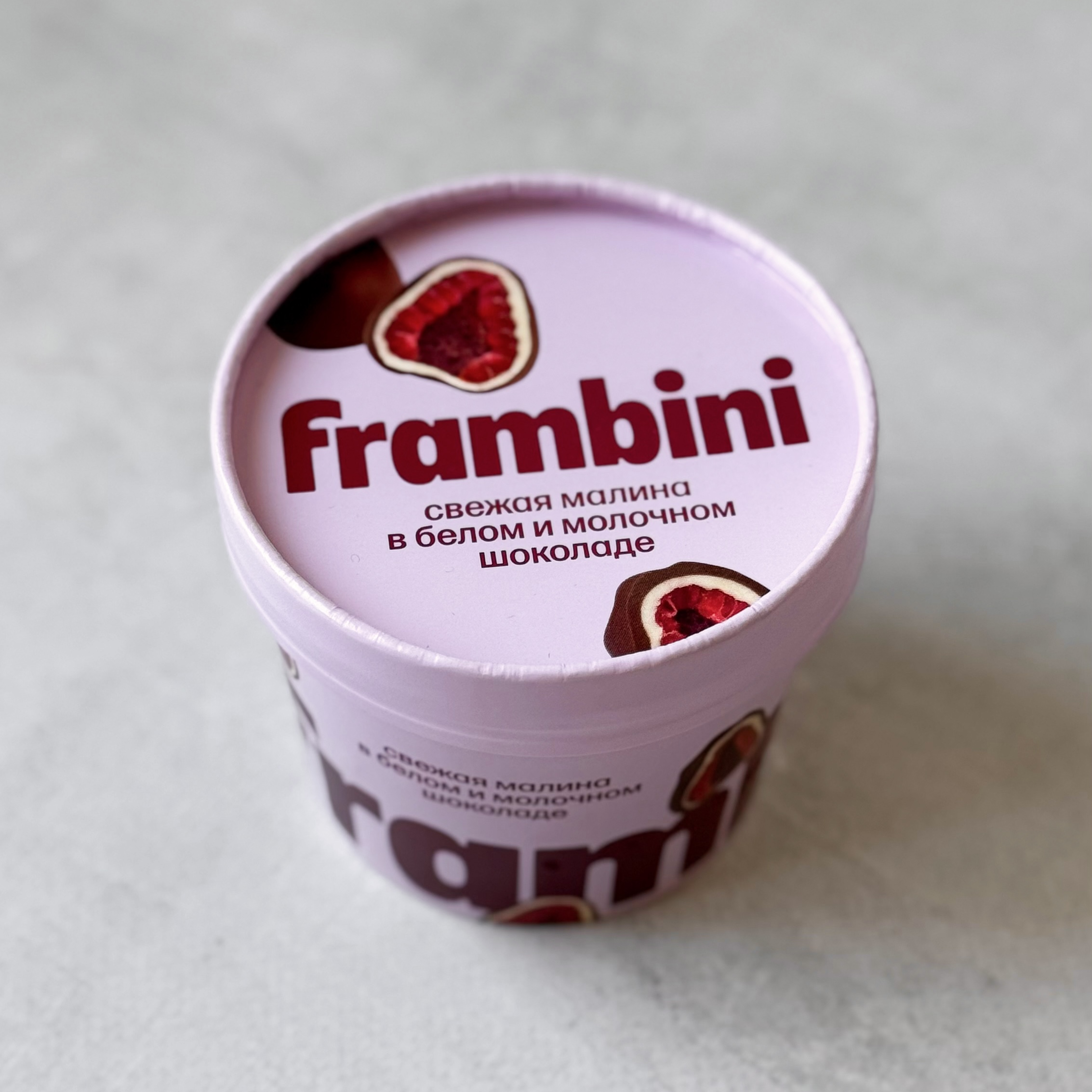 Нежные ягоды малины, покрытые слоями белого и молочного шоколада изображение 7