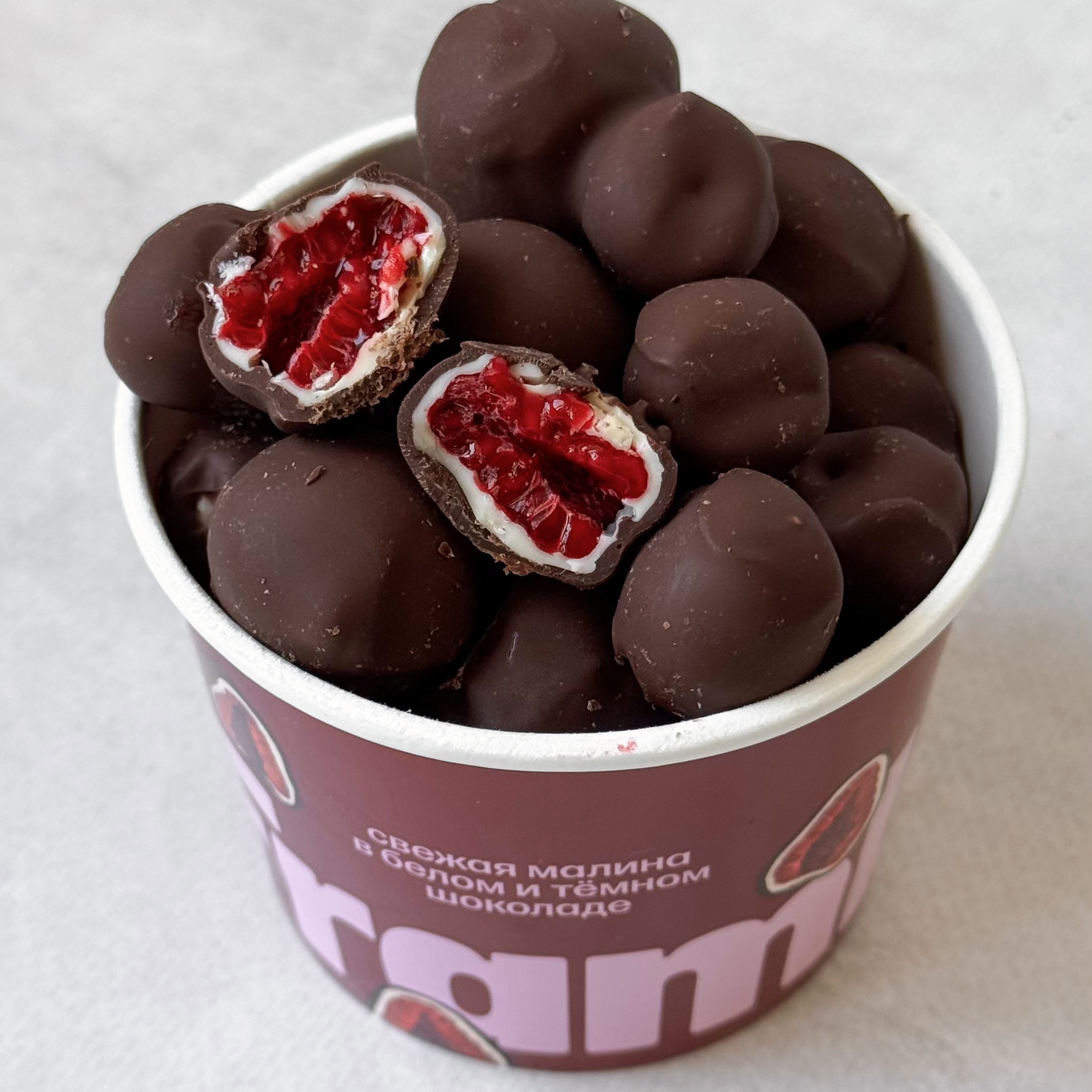 Нежные ягоды малины, покрытые слоями белого и темного шоколада изображение 1