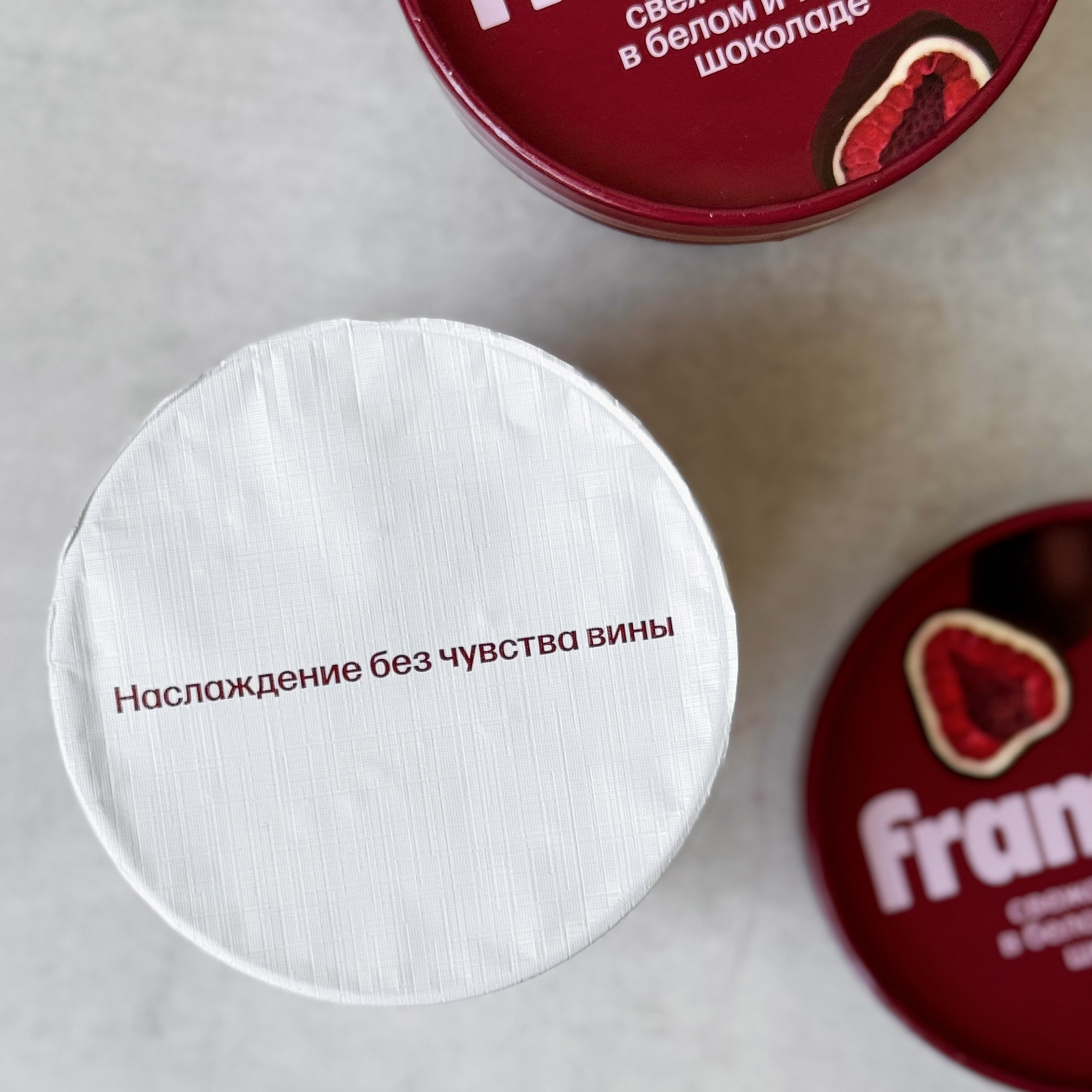 Нежные ягоды малины, покрытые слоями белого и темного шоколада изображение 2