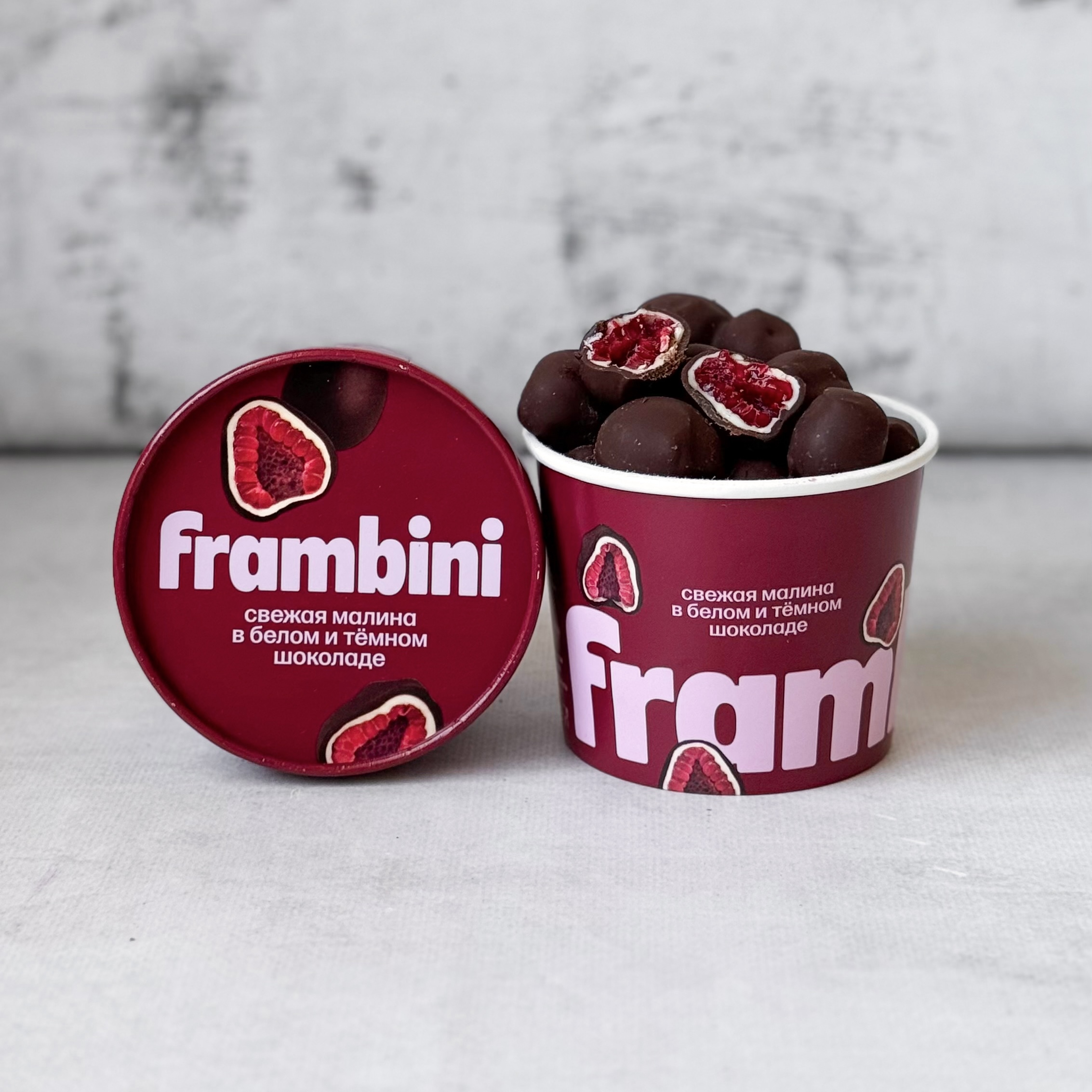 Нежные ягоды малины, покрытые слоями белого и темного шоколада изображение 3