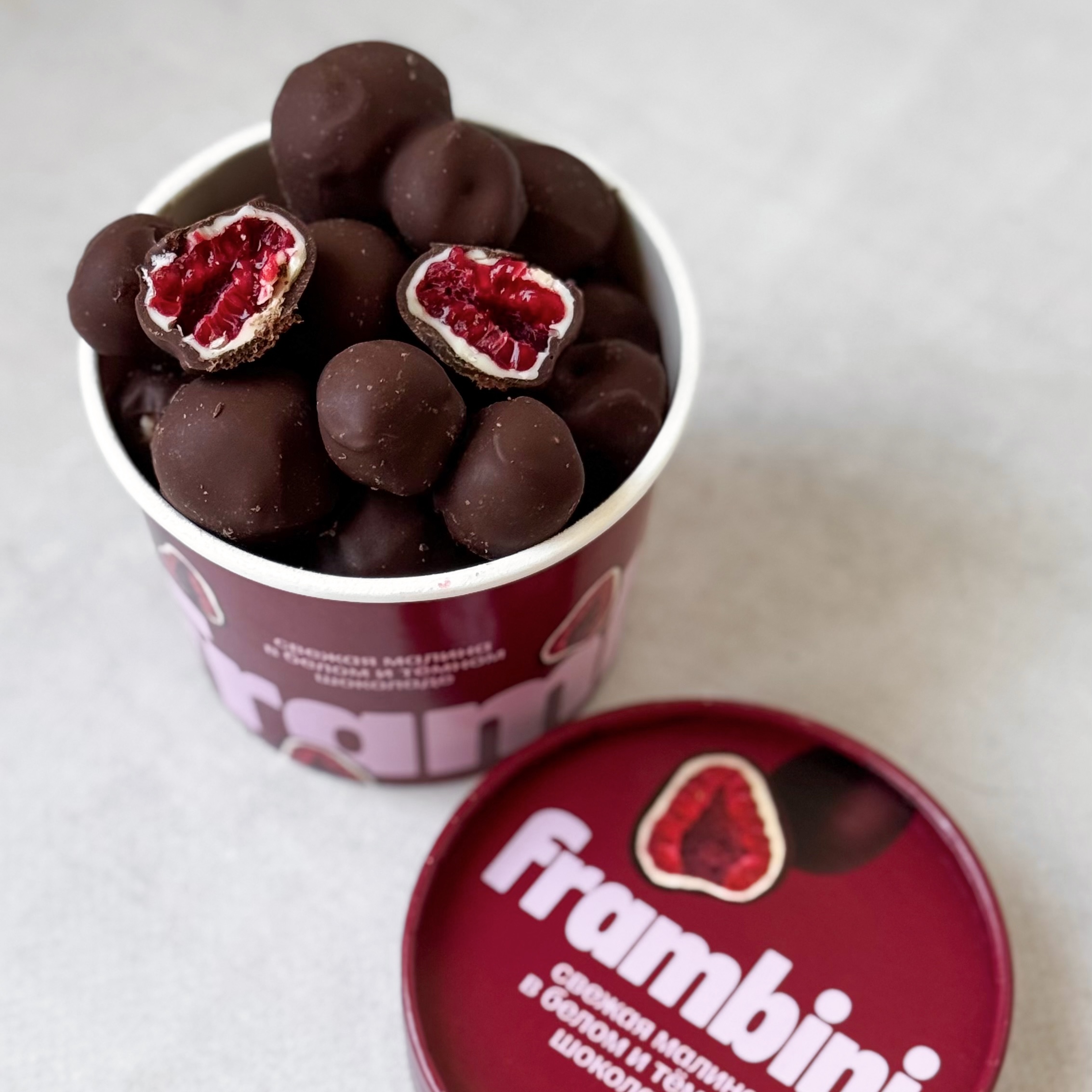 Нежные ягоды малины, покрытые слоями белого и темного шоколада изображение 4