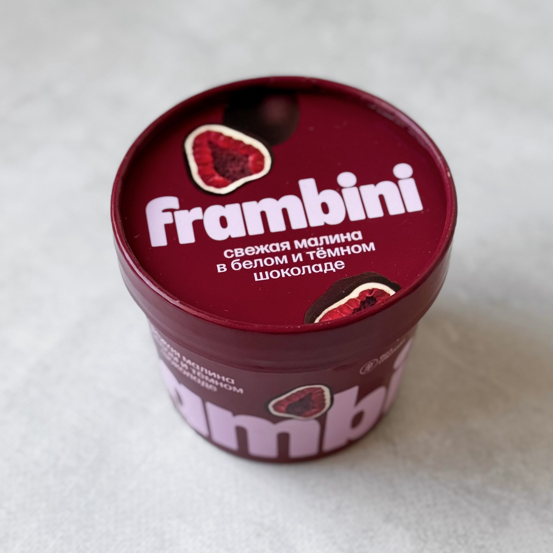 Нежные ягоды малины, покрытые слоями белого и темного шоколада изображение 7