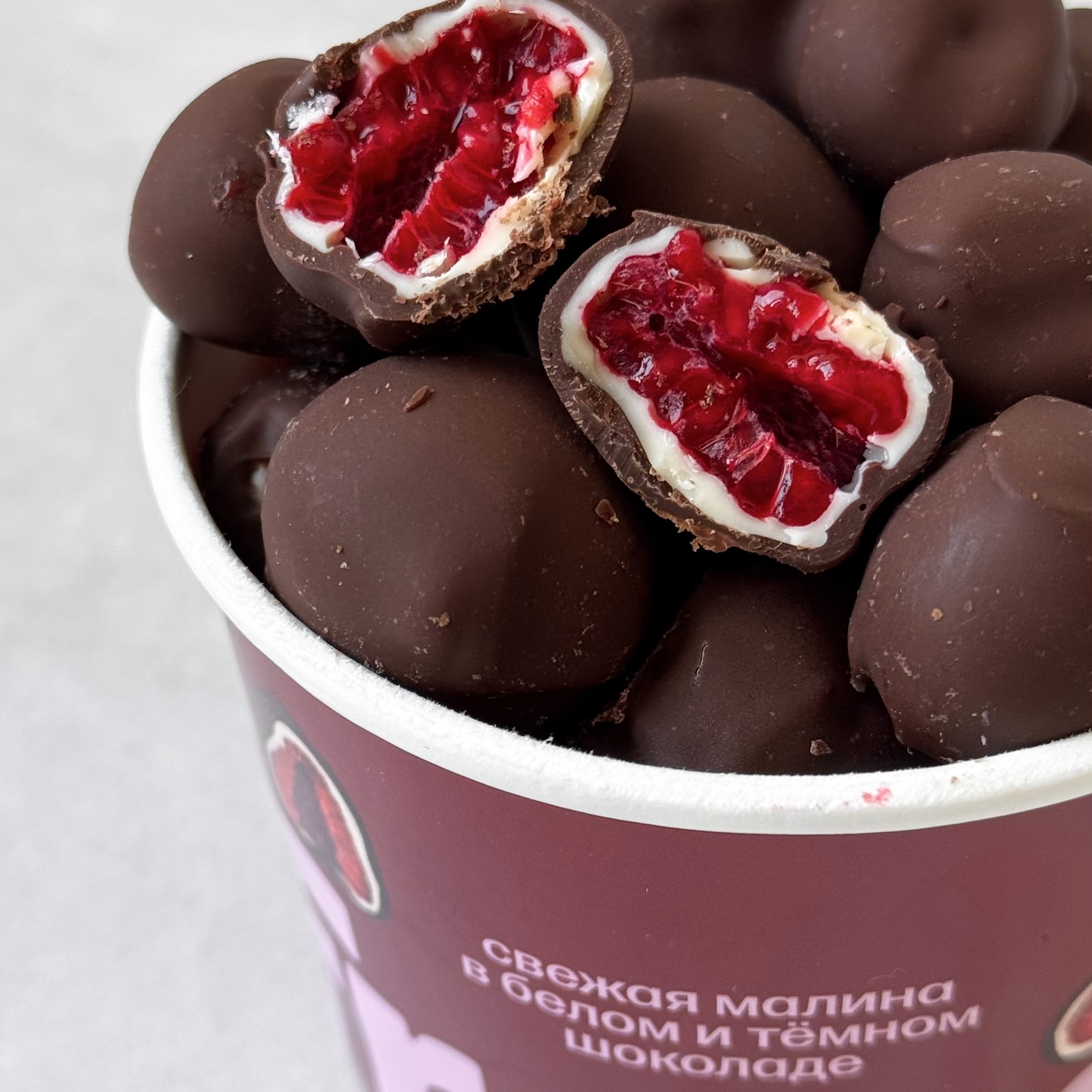 Нежные ягоды малины, покрытые слоями белого и темного шоколада изображение 5