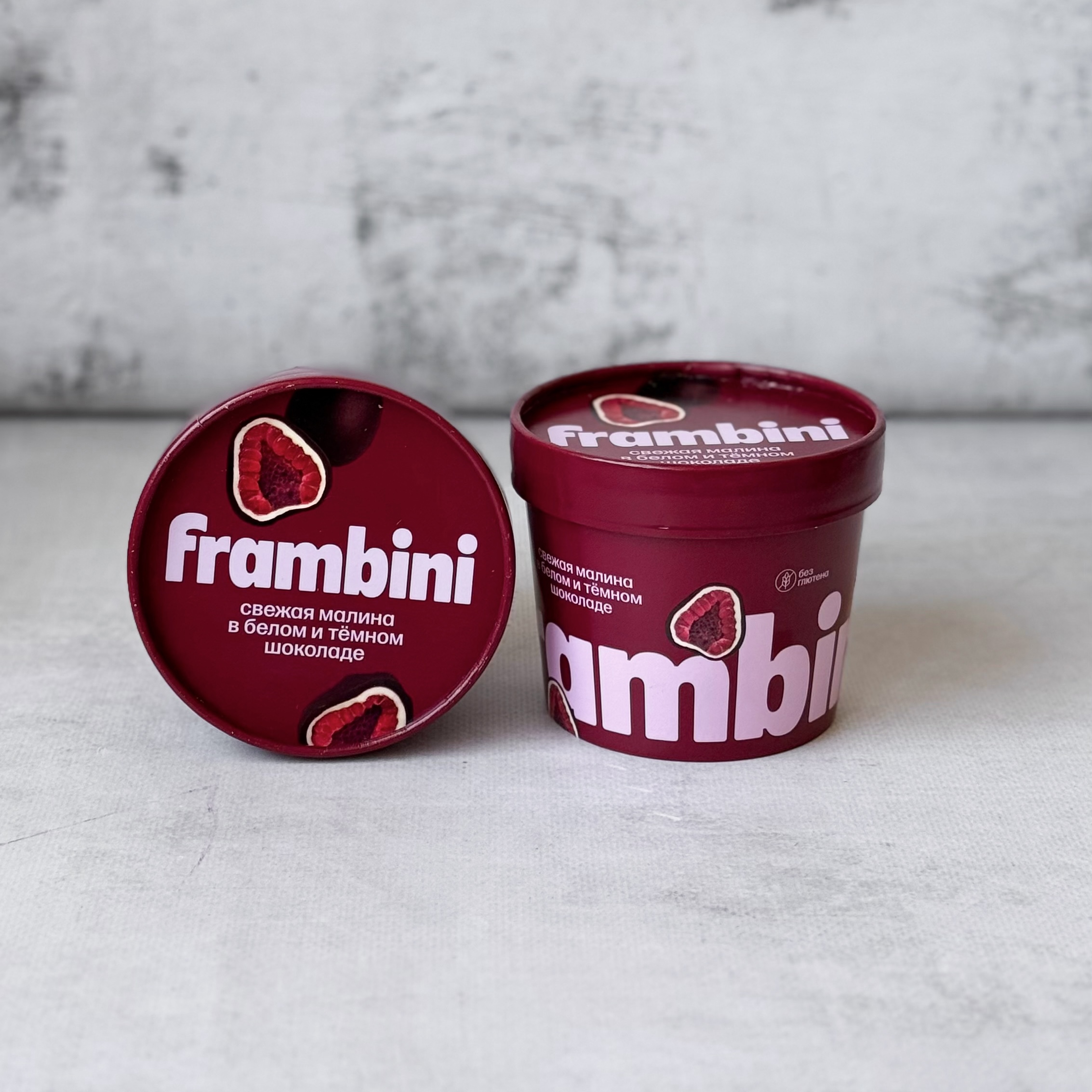 Нежные ягоды малины, покрытые слоями белого и темного шоколада изображение 6