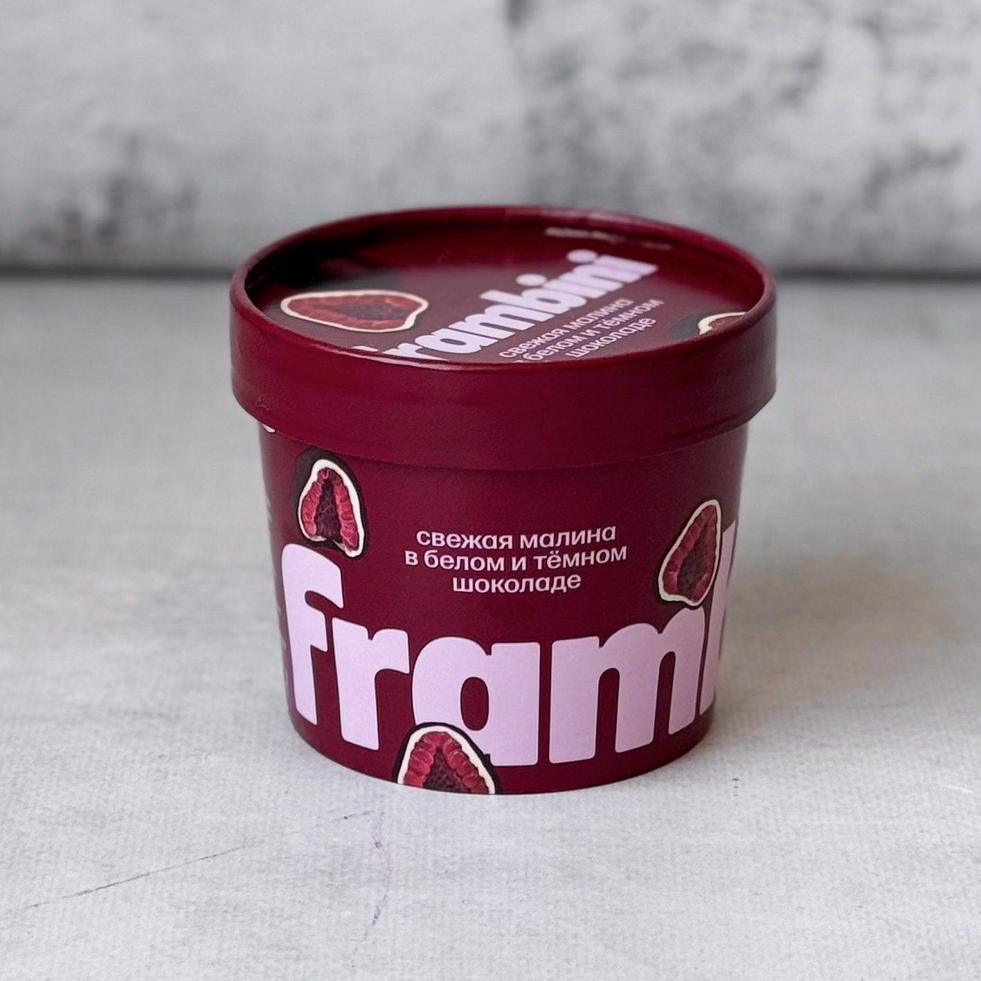 Нежные ягоды малины, покрытые слоями белого и темного шоколада изображение 8