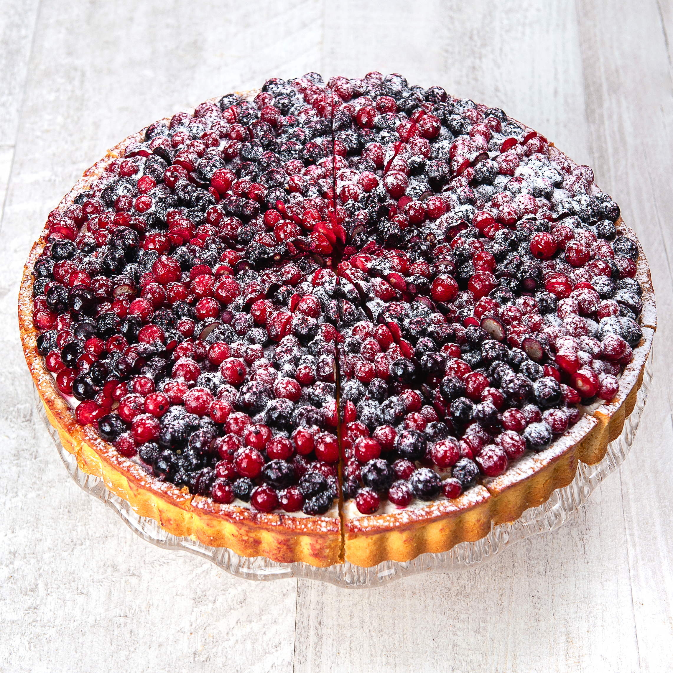 Подложка из песочного теста со слоем заварного крема, украшен сверху смесью из лесных ягод. изображение 1