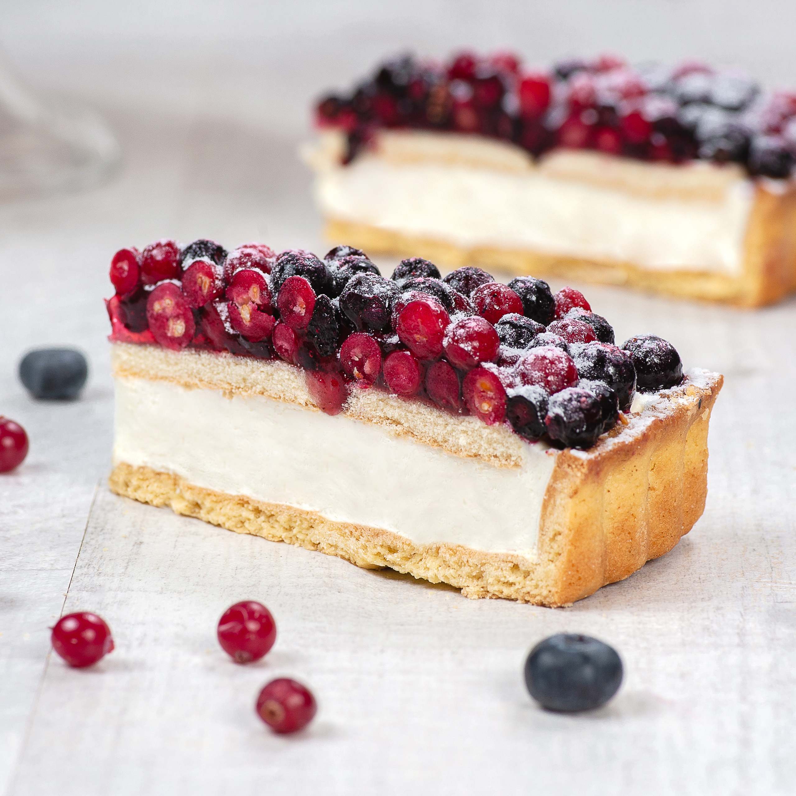 Подложка из песочного теста со слоем заварного крема, украшен сверху смесью из лесных ягод. изображение 2