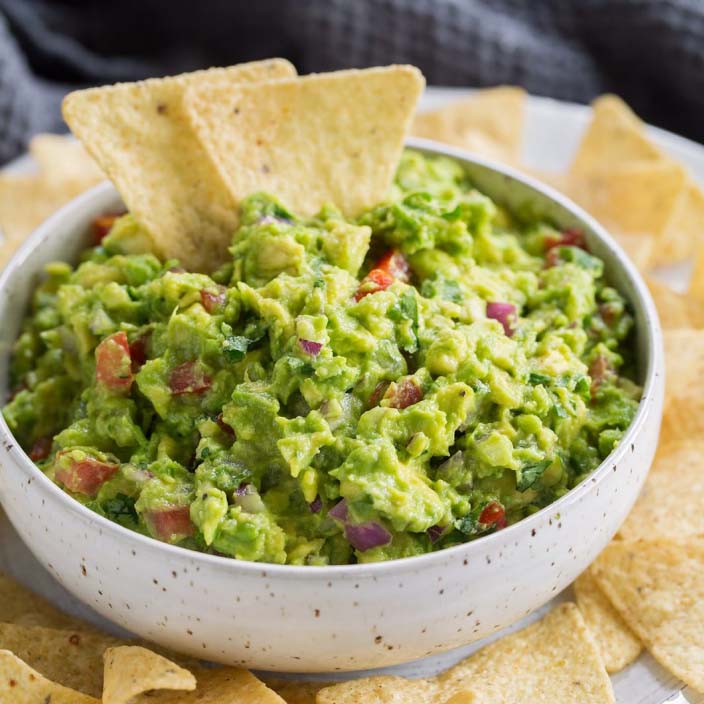 Пюрированная закуска на основе авокадо с 3 видами перцев изображение 1