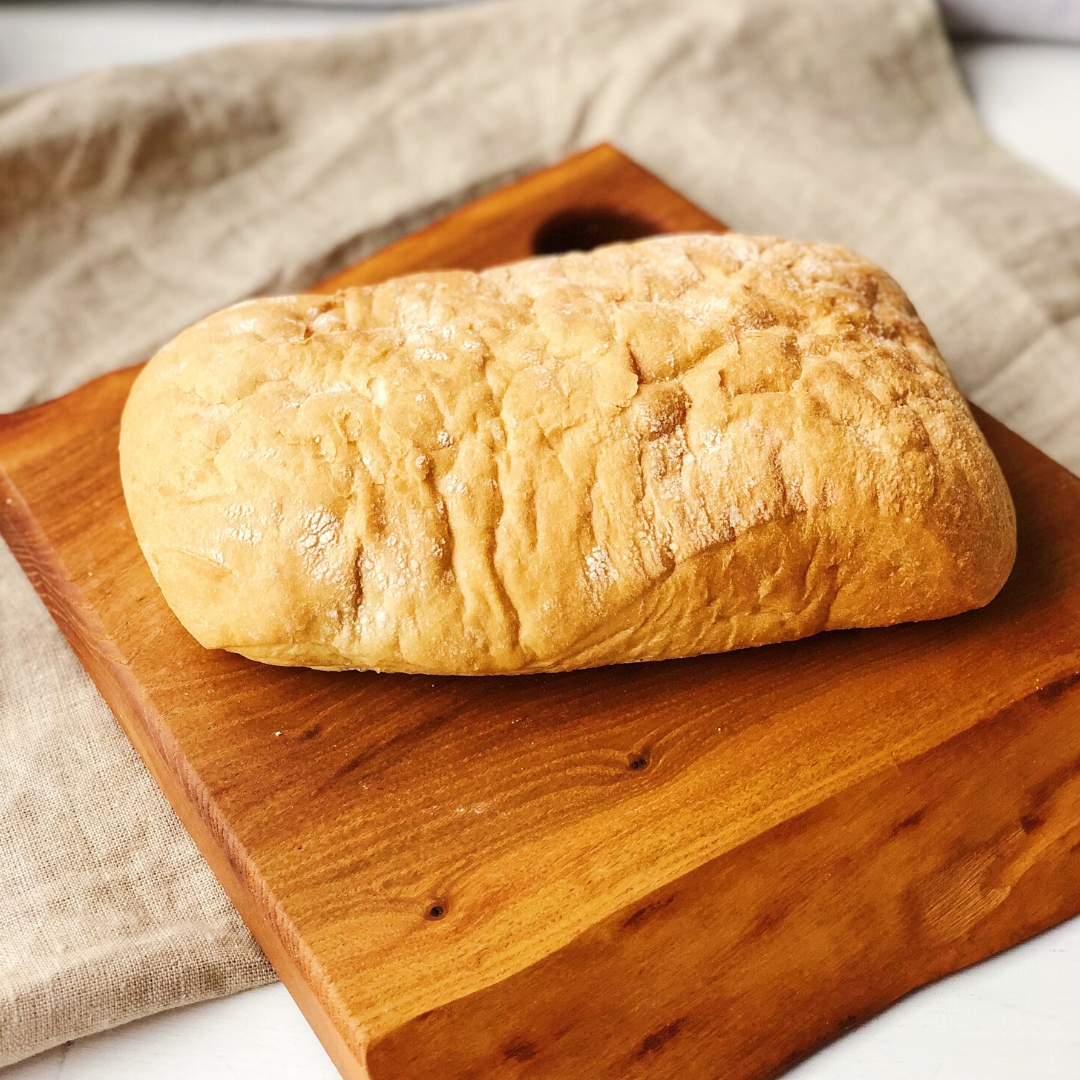 Классический пористый хлеб из пшеничной муки высшего сорта изображение 3