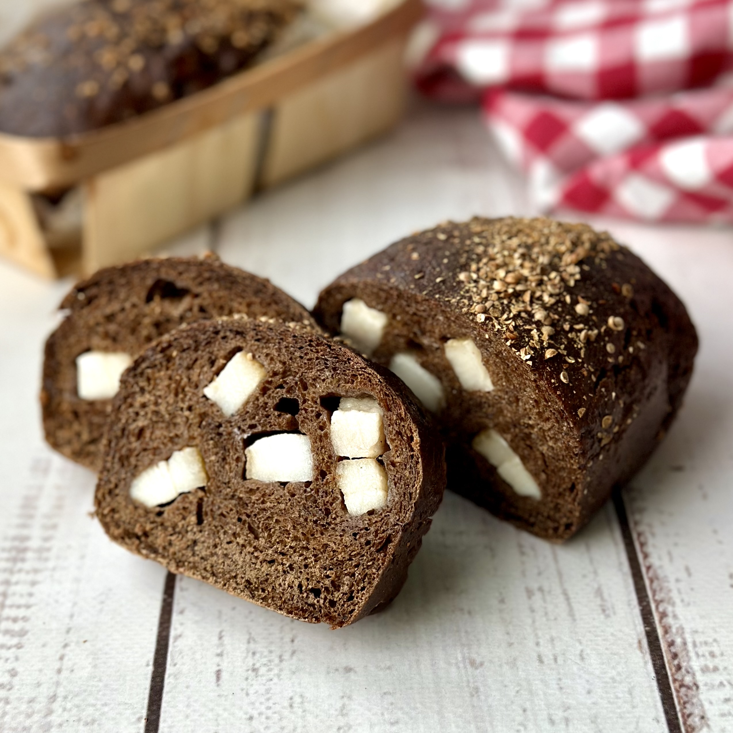 Хлеб с салом «Охотничий» – заварной хлеб из смеси муки ржаной хлебопекарной сеяной, пшеничной муки первого сорта, солода ржаного сухого с добавлением сала. изображение 1