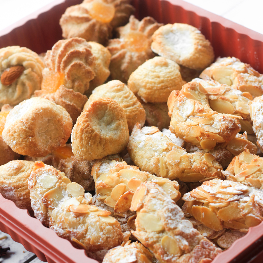 Коробка с ассортиментом из традиционного итальянского печенья из миндальной муки ручной работы. изображение 1