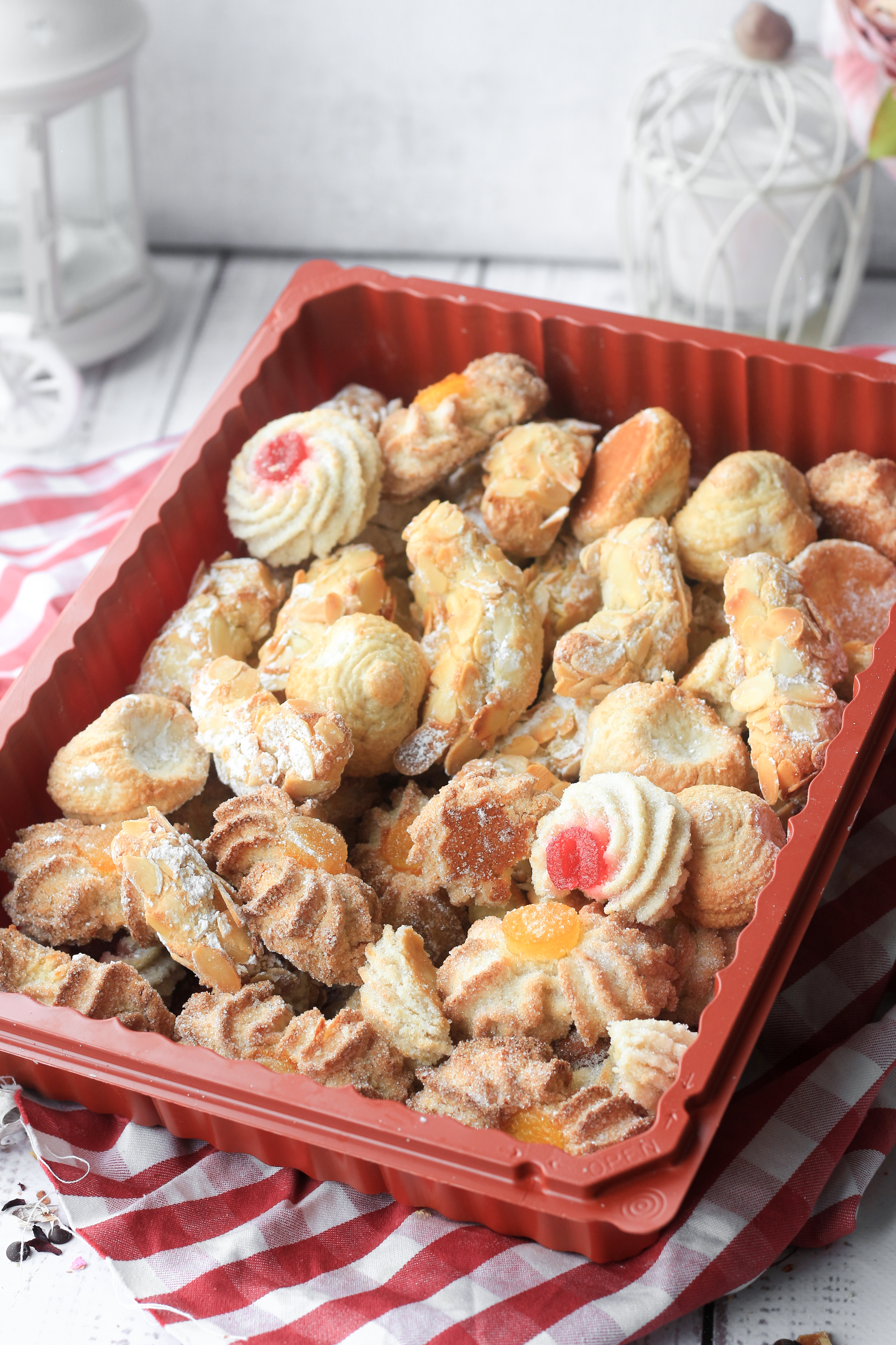 Коробка с ассортиментом из традиционного итальянского печенья из миндальной муки ручной работы. изображение 2