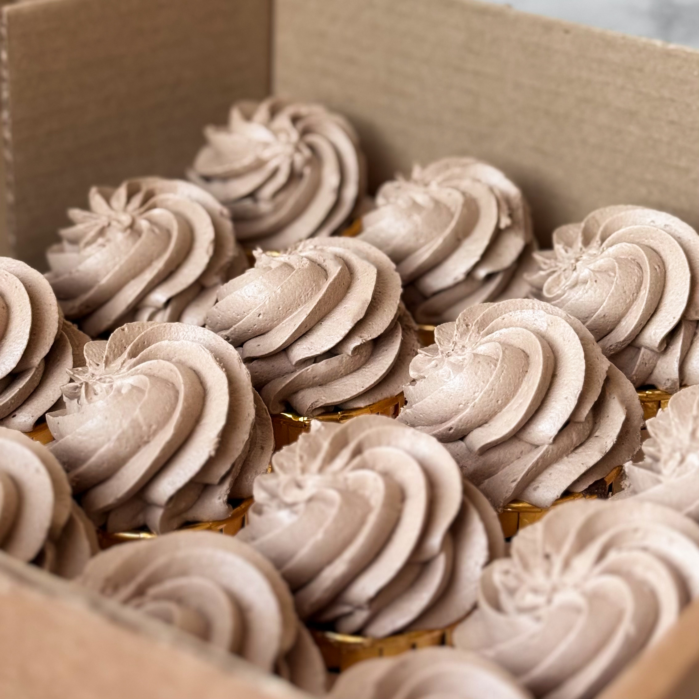 Шоколадный капкейк с начинкой "Дубайский шоколад" и воздушным шоколадным кремом. изображение 2