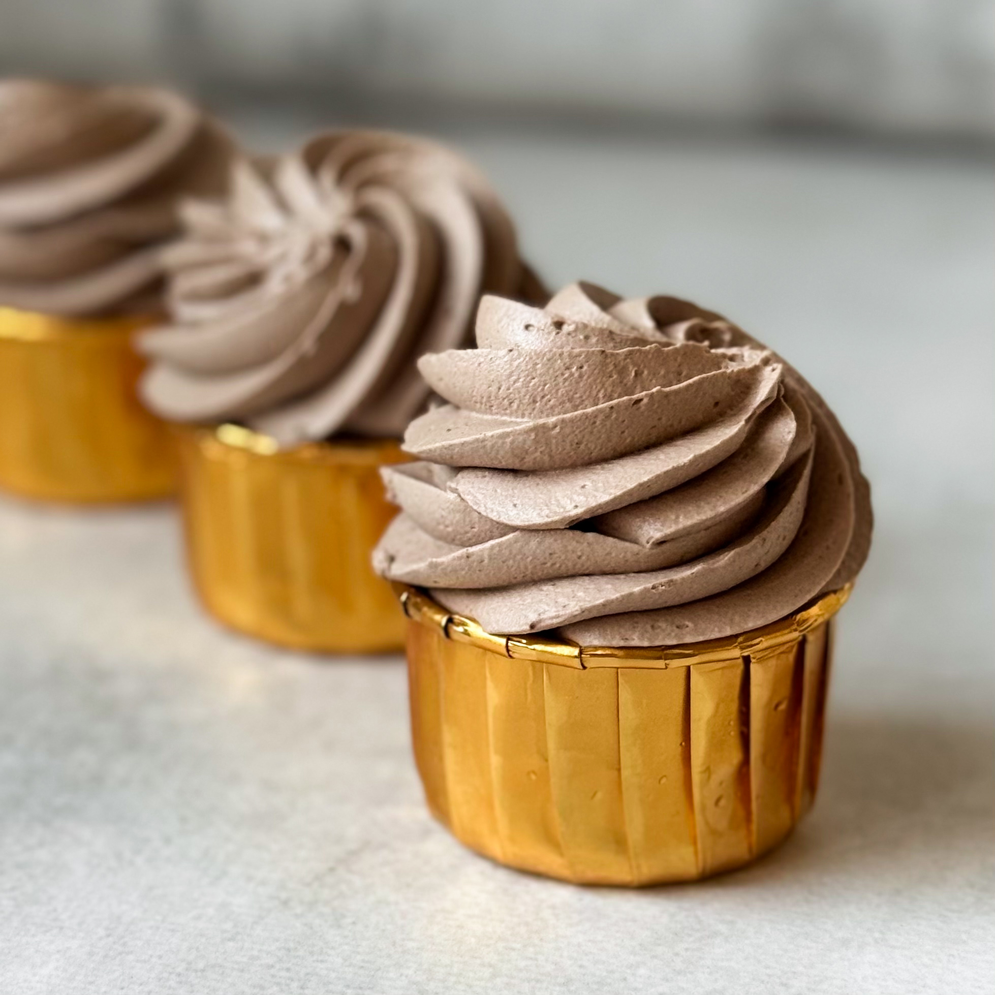 Шоколадный капкейк с начинкой "Дубайский шоколад" и воздушным шоколадным кремом. изображение 3