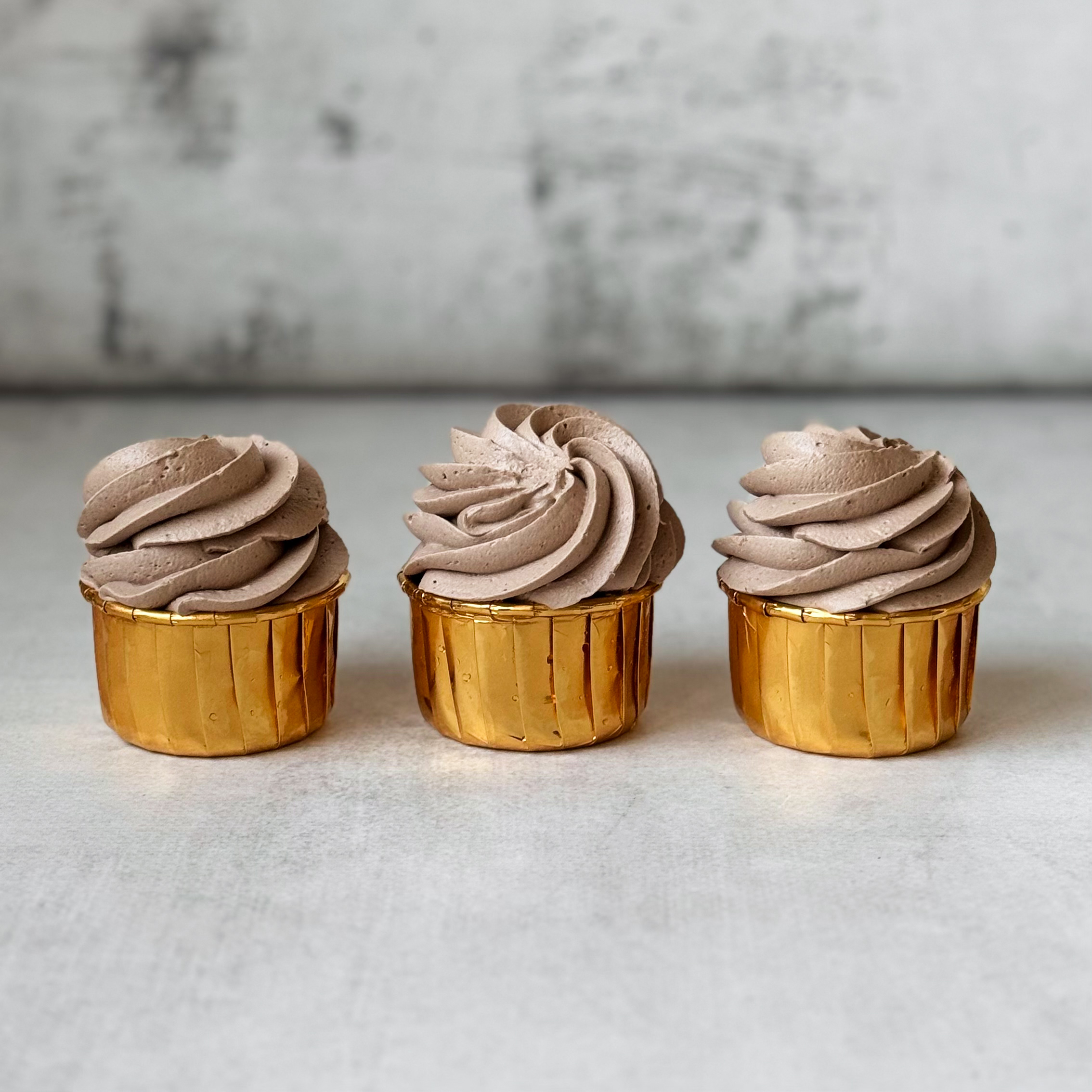 Шоколадный капкейк с начинкой "Дубайский шоколад" и воздушным шоколадным кремом. изображение 4