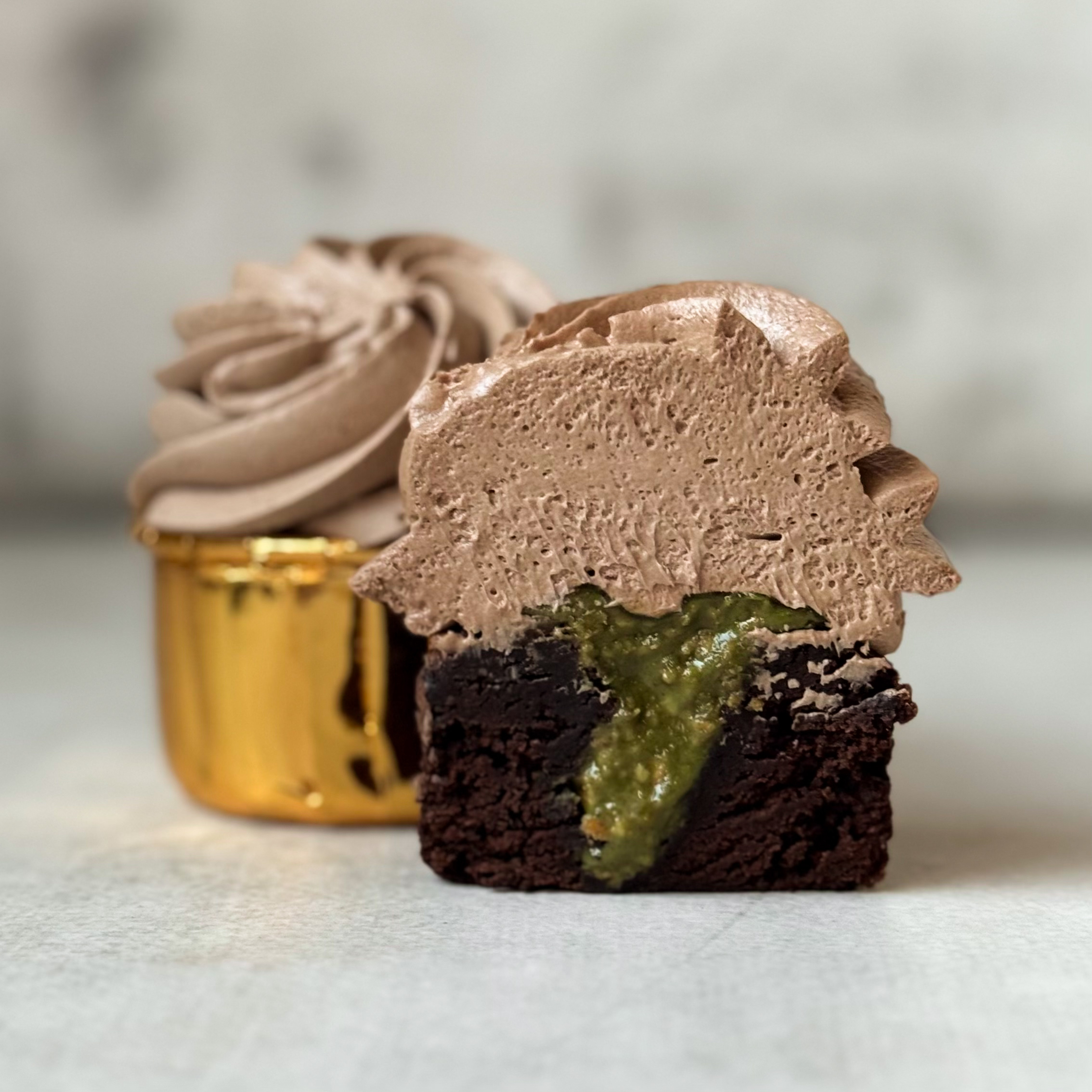 Шоколадный капкейк с начинкой "Дубайский шоколад" и воздушным шоколадным кремом. изображение 6