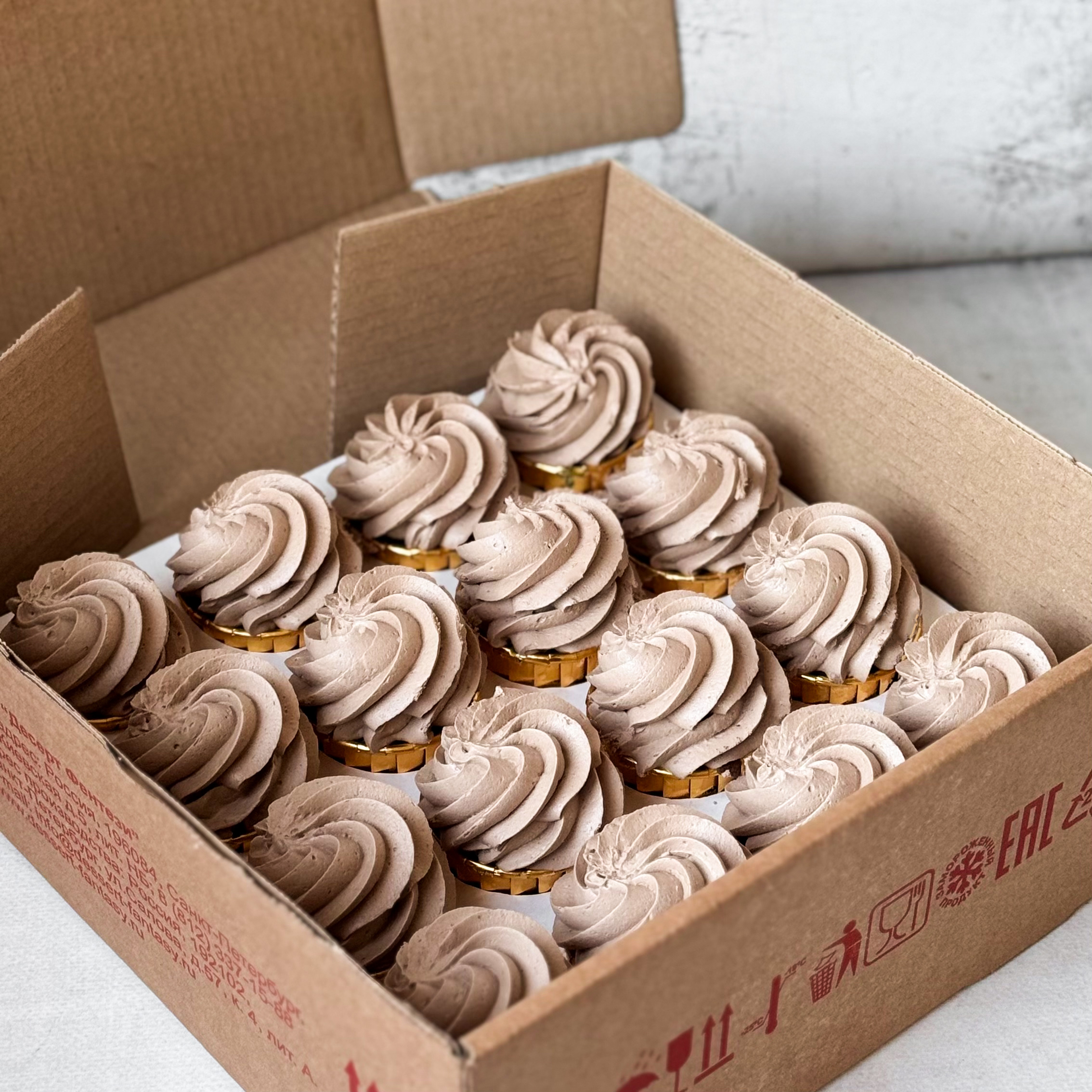 Шоколадный капкейк с начинкой "Дубайский шоколад" и воздушным шоколадным кремом. изображение 9