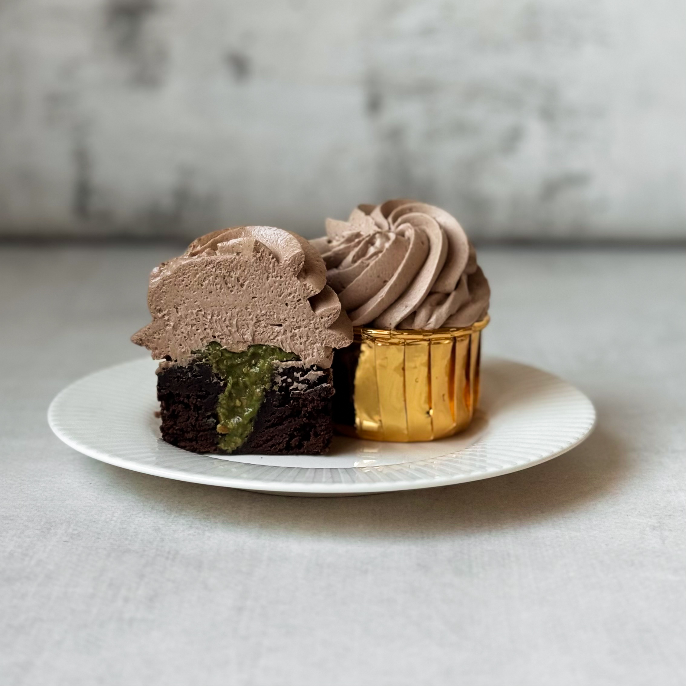 Шоколадный капкейк с начинкой "Дубайский шоколад" и воздушным шоколадным кремом. изображение 10