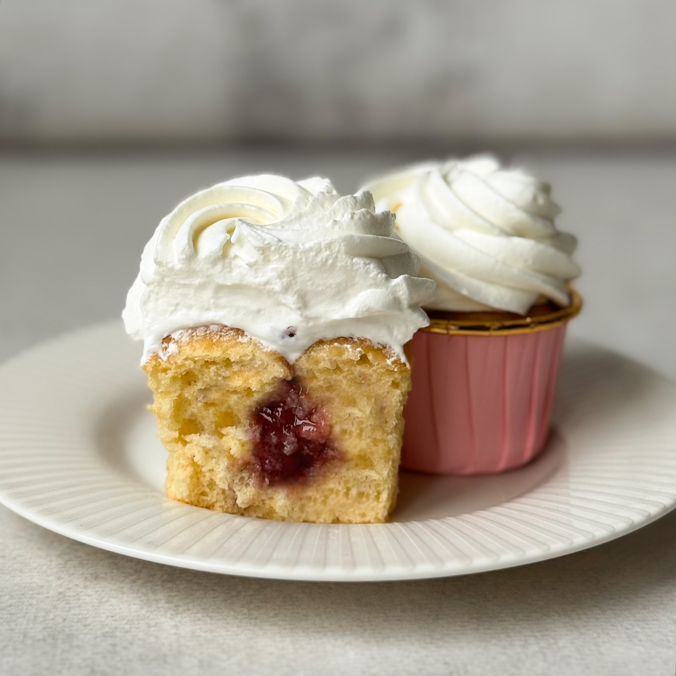 Капкейк Молочная девочка с малиновой начинкой изображение 1