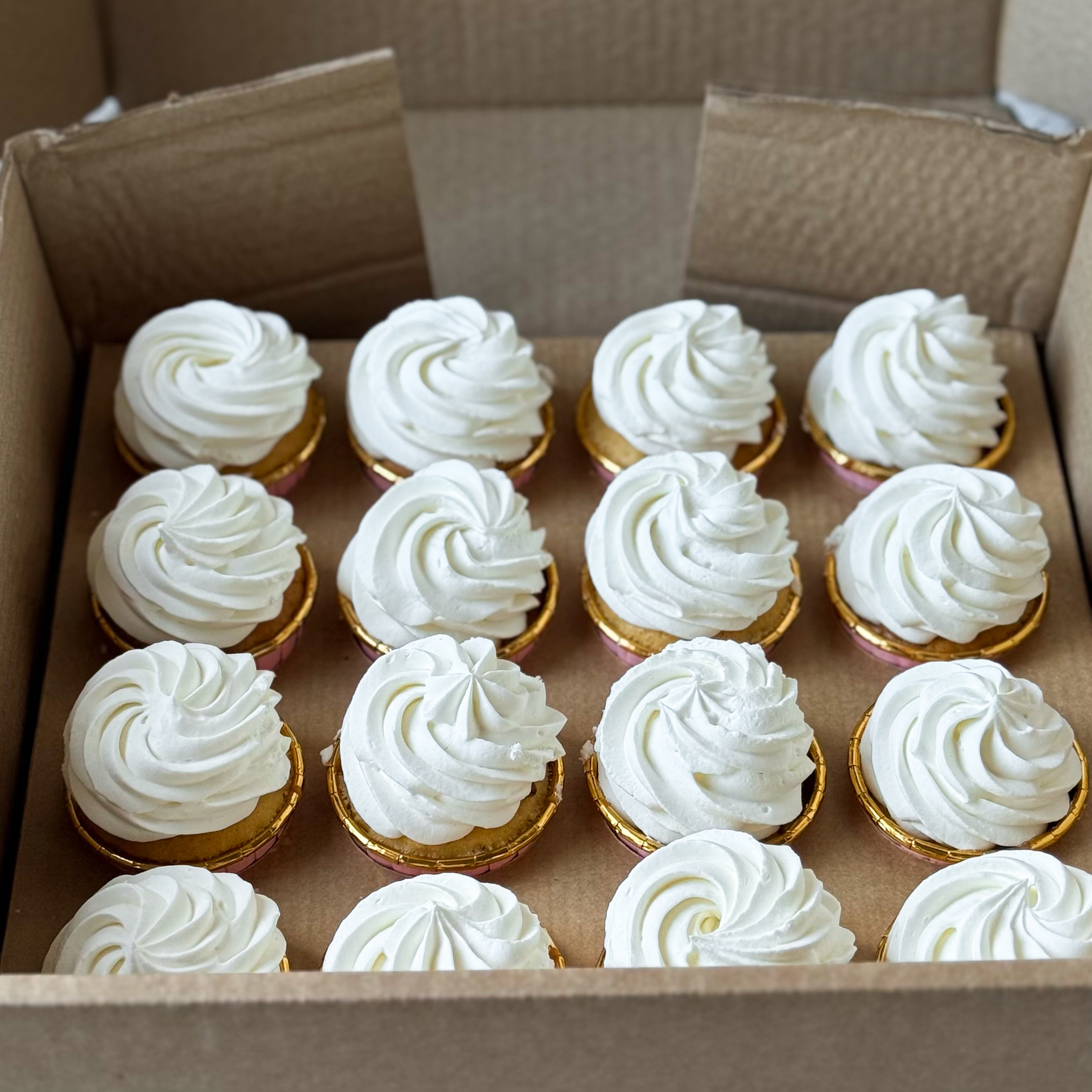 Капкейк Молочная девочка с малиновой начинкой изображение 2