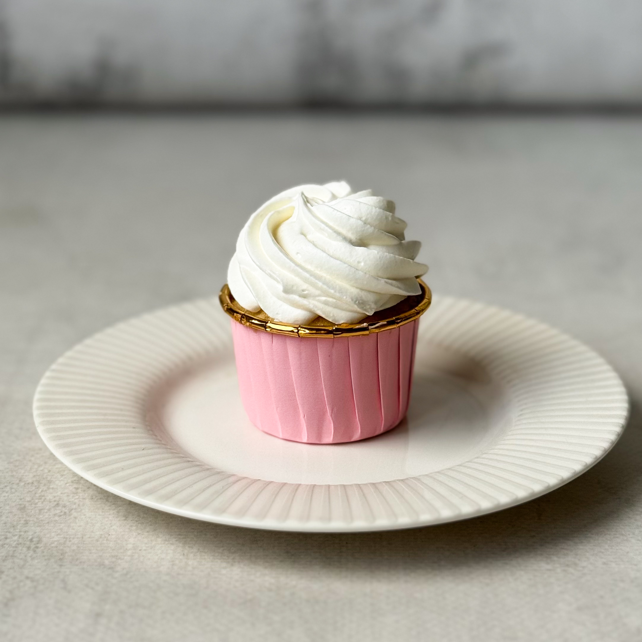 Капкейк Молочная девочка с малиновой начинкой изображение 3