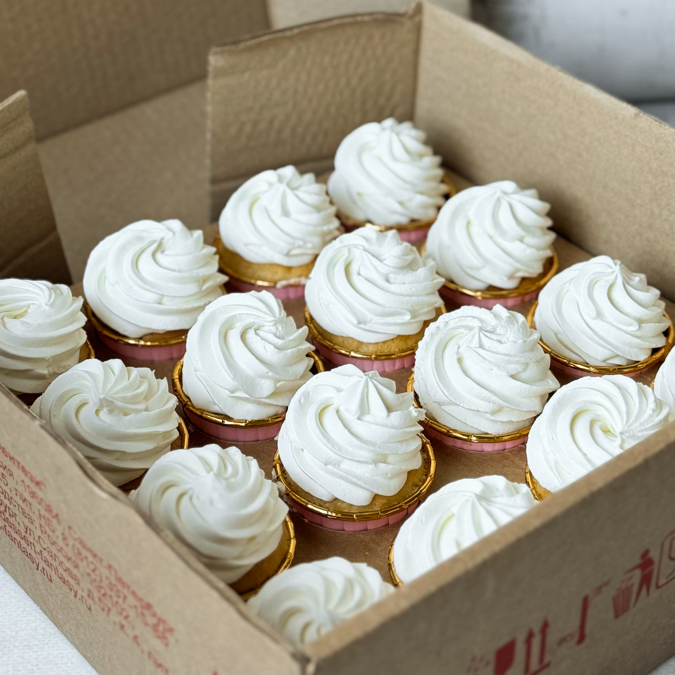 Капкейк Молочная девочка с малиновой начинкой изображение 4