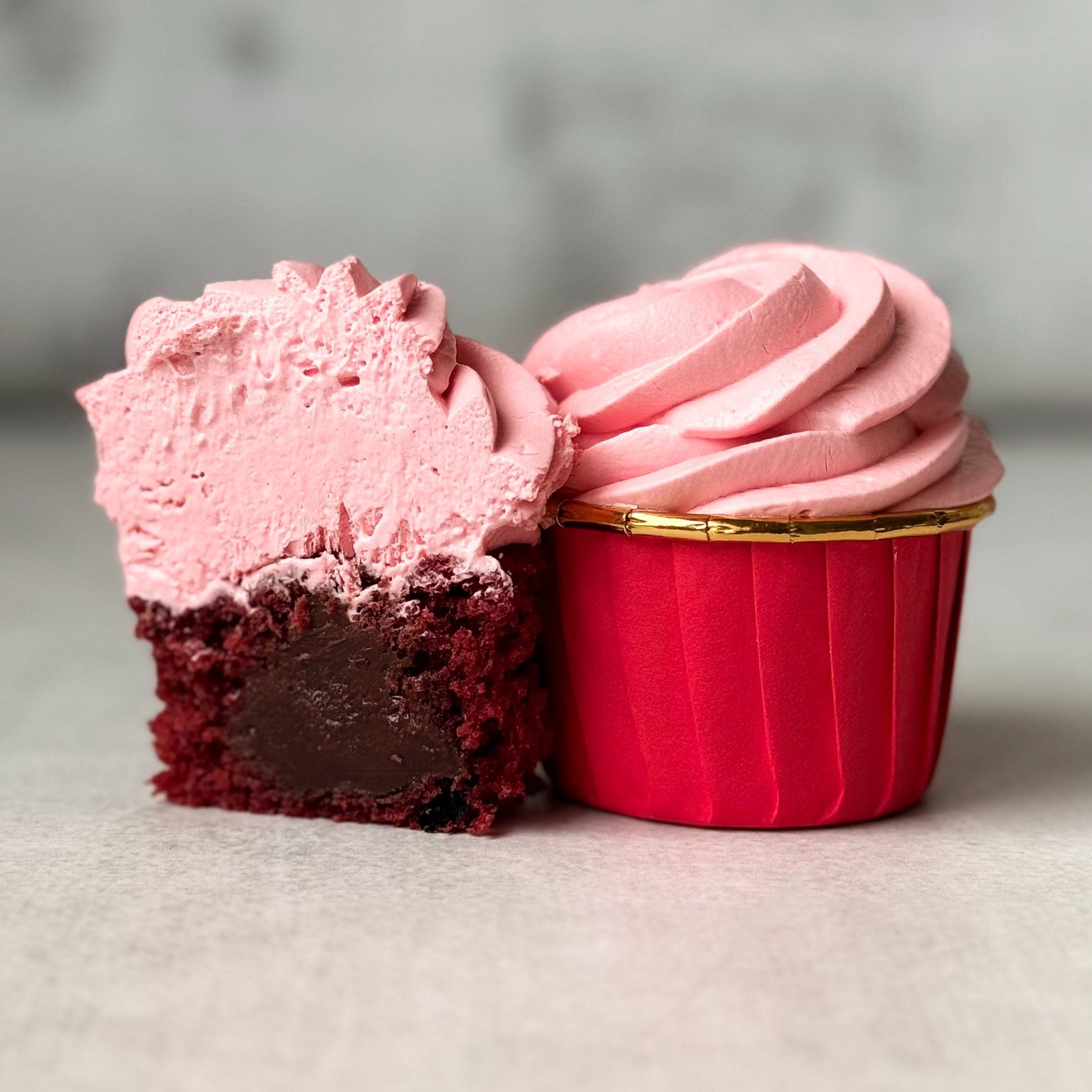 Капкейк с шоколадной прослойкой и нежнейшим сливочным кремом. изображение 1