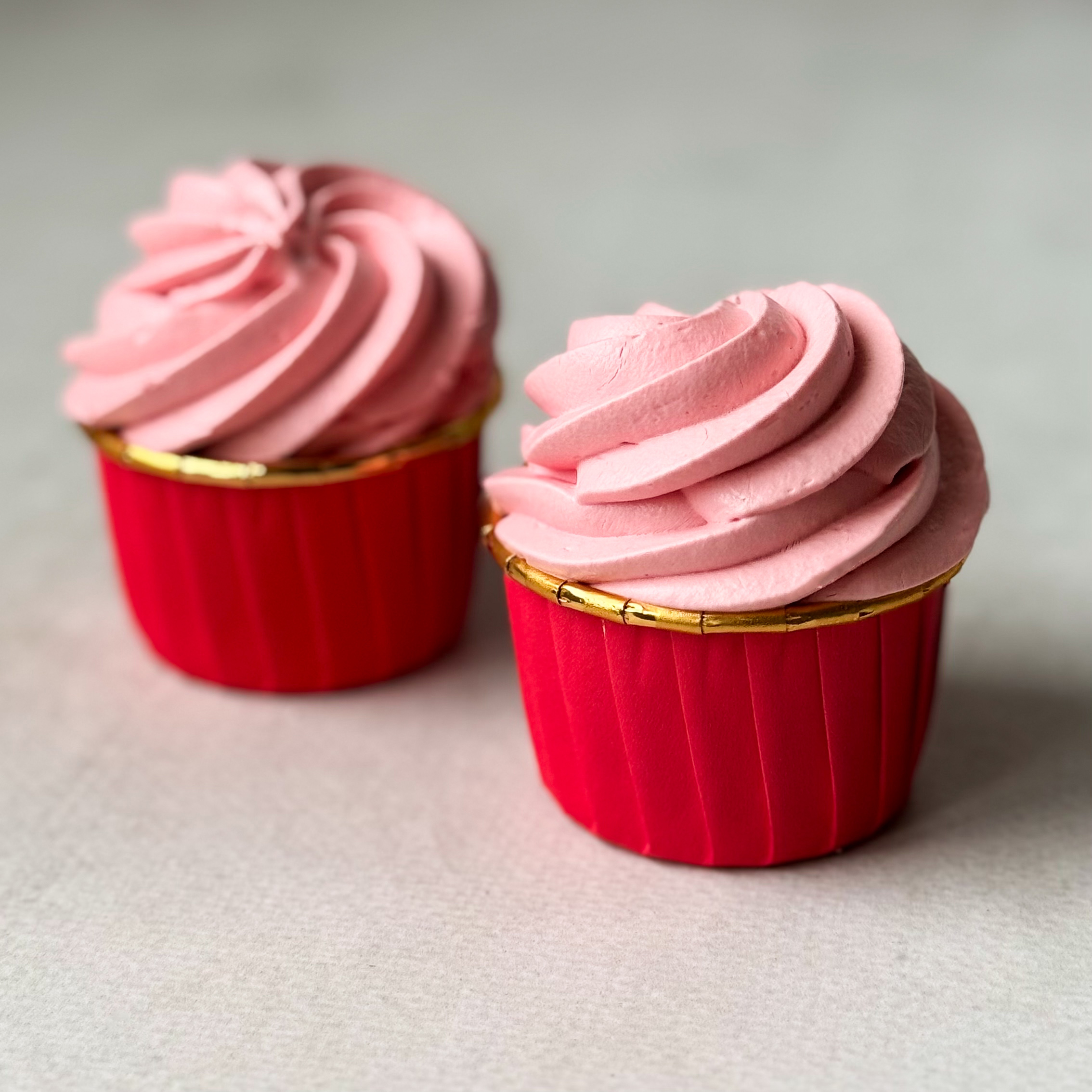 Капкейк с шоколадной прослойкой и нежнейшим сливочным кремом. изображение 2