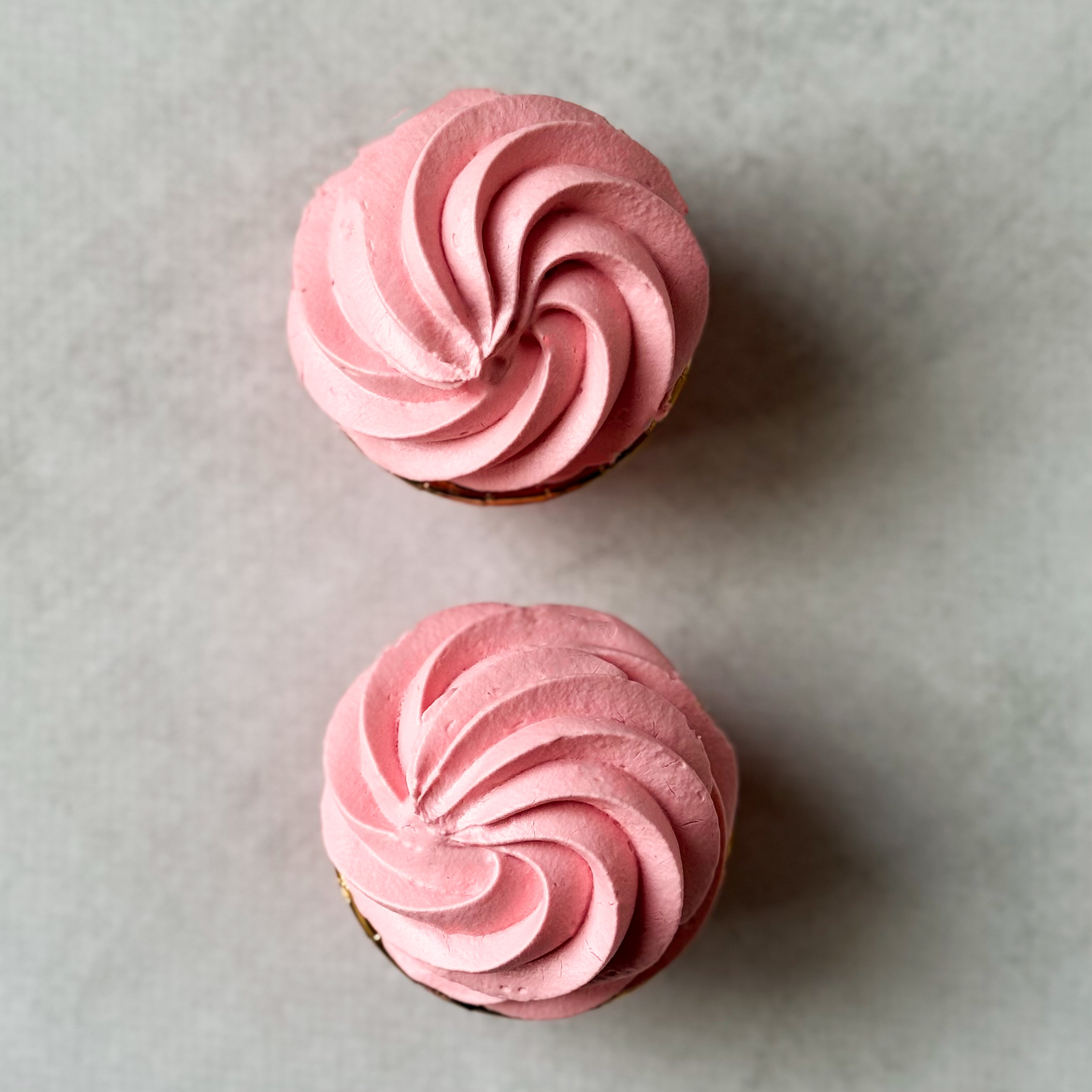 Капкейк с шоколадной прослойкой и нежнейшим сливочным кремом. изображение 6