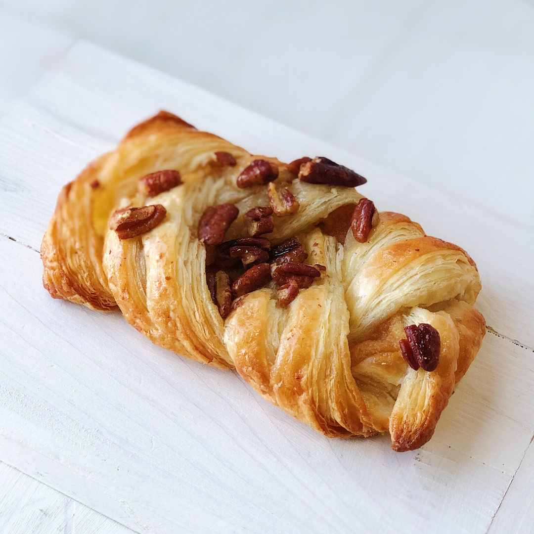 Воздушная булочка-косичка из мягкого слоеного теста c начинкой из кленового сиропа, украшена хрустящими орешками пекан. Кленовый сироп в начинке! изображение 2