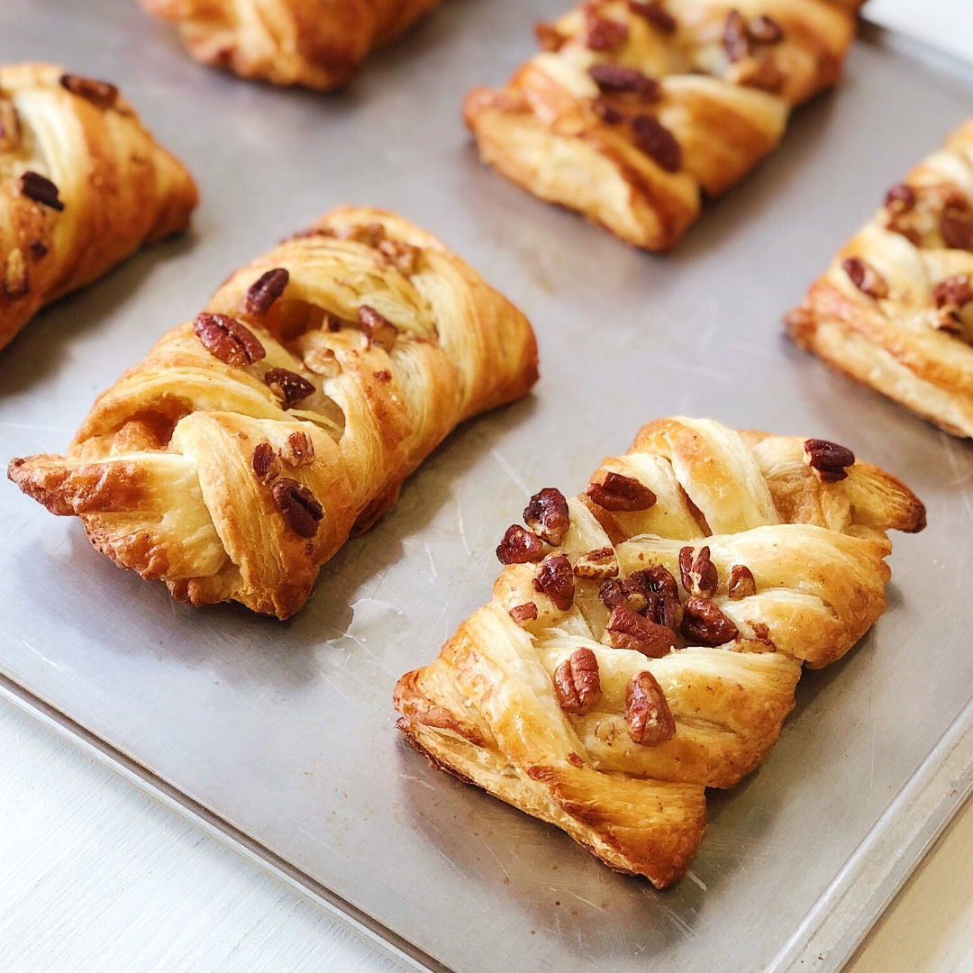 Воздушная булочка-косичка из мягкого слоеного теста c начинкой из кленового сиропа, украшена хрустящими орешками пекан. Кленовый сироп в начинке! изображение 3