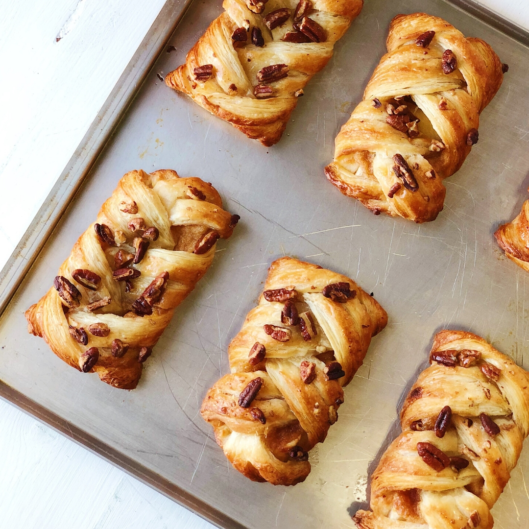 Воздушная булочка-косичка из мягкого слоеного теста c начинкой из кленового сиропа, украшена хрустящими орешками пекан. Кленовый сироп в начинке! изображение 4