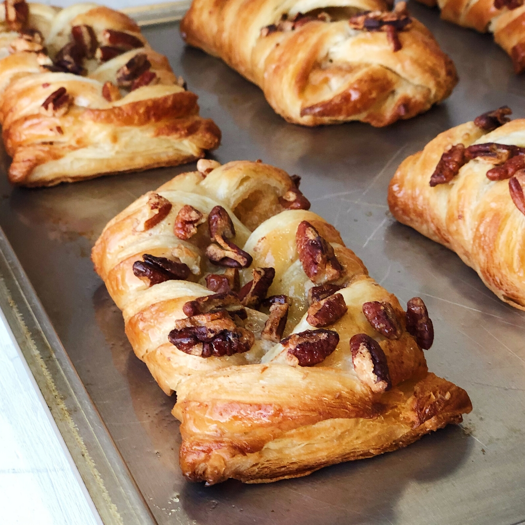 Воздушная булочка-косичка из мягкого слоеного теста c начинкой из кленового сиропа, украшена хрустящими орешками пекан. Кленовый сироп в начинке! изображение 5