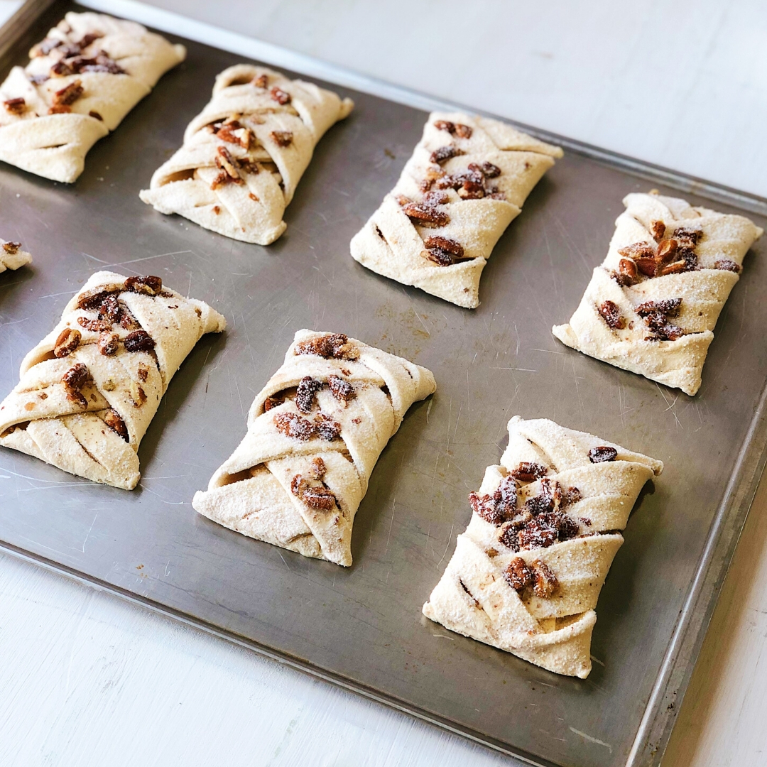 Воздушная булочка-косичка из мягкого слоеного теста c начинкой из кленового сиропа, украшена хрустящими орешками пекан. Кленовый сироп в начинке! изображение 6