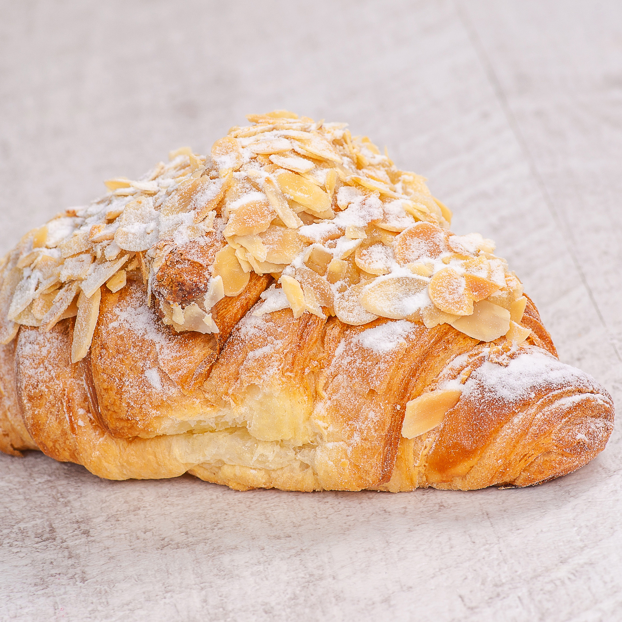 Круассан отпечённый с миндалем и миндальным кремом изображение 1